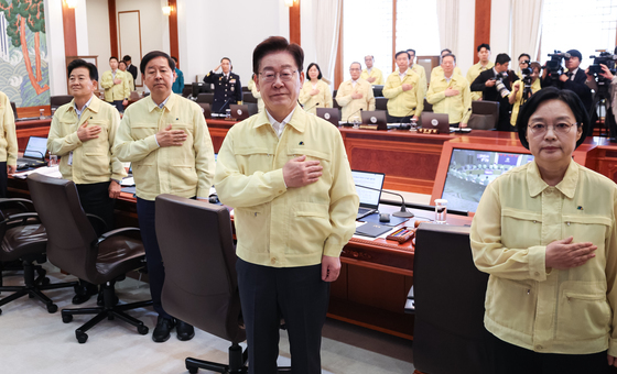 국민의례 하는 이재명 대통령