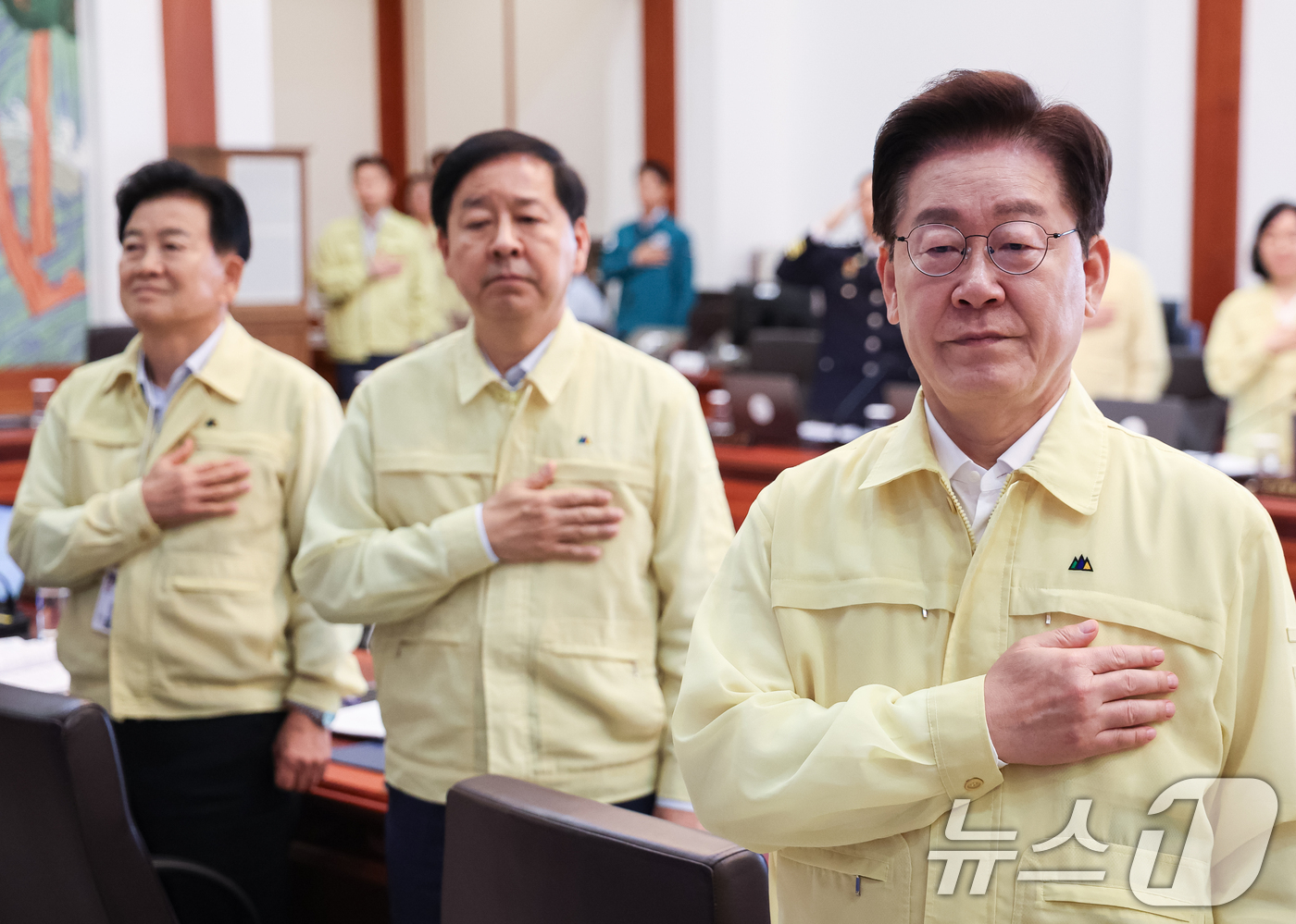 (서울=뉴스1) 허경 기자 = 이재명 대통령이 18일 청와대에서 열린 제1회 을지국무회의에서 국민의례를 하고 있다. 2026.8.18/뉴스1
