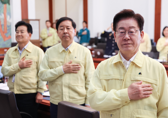국민의례 하는 이재명 대통령