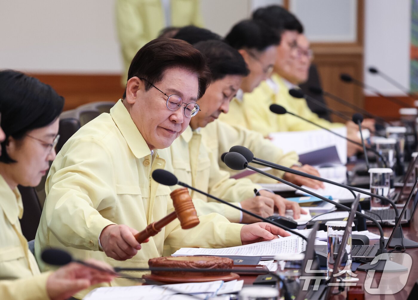 본문 이미지 - 이재명 대통령이 18일 청와대에서 열린 제1회 을지국무회의에서 의사봉을 두드리고 있다. 2026.8.18 ⓒ 뉴스1 허경 기자