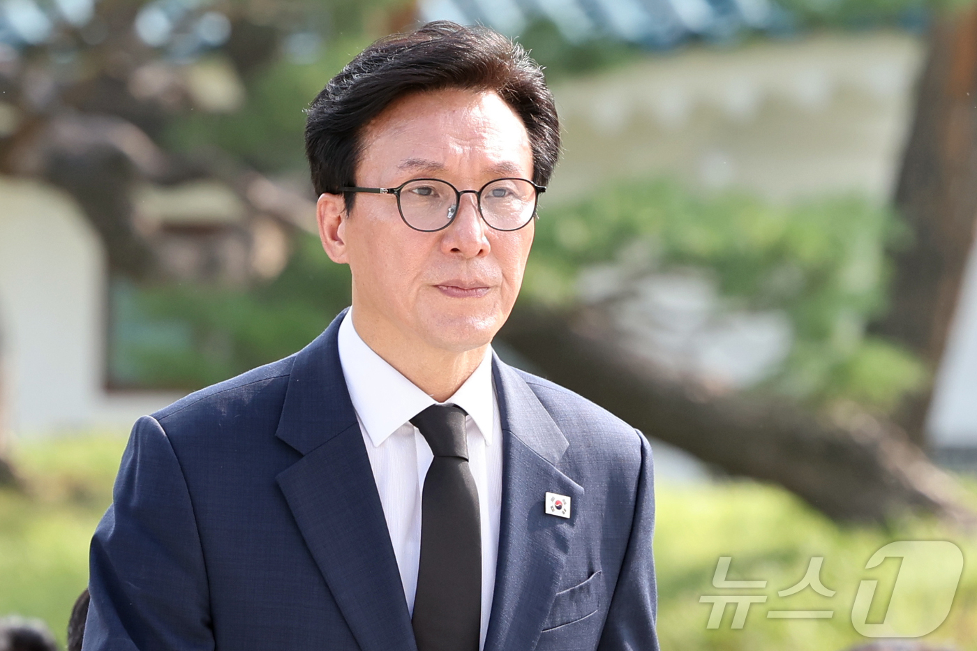 (서울=뉴스1) 황기선 기자 = 김민석 더불어민주당 신임 대표가 18일 오전 서울 동작구 국립서울현충원에서 신임 지도부와 현충탑 참배를 위해 발걸음을 옮기고 있다.  2026.8. …