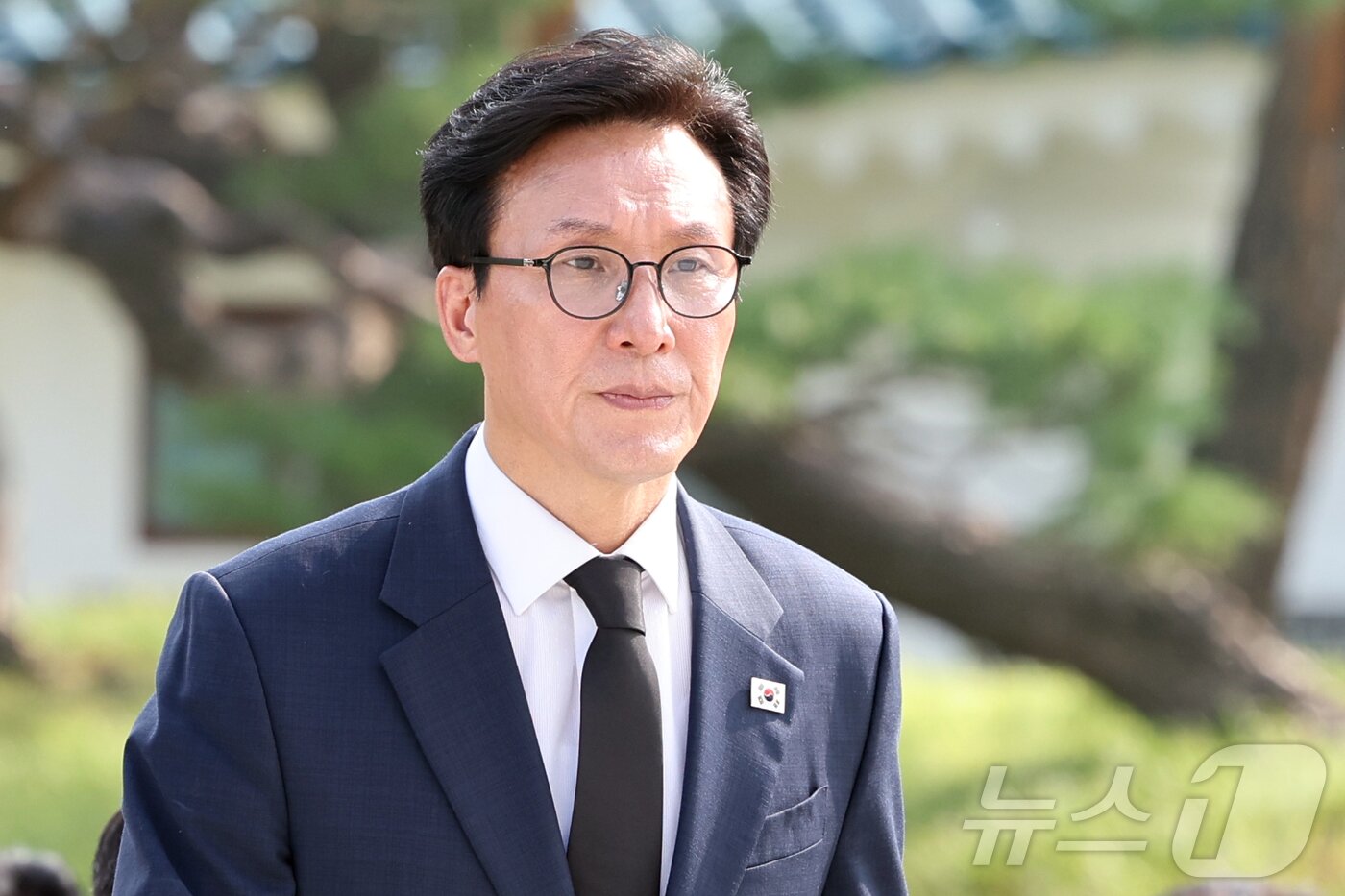 본문 이미지 - 김민석 더불어민주당 신임 대표가 18일 오전 서울 동작구 국립서울현충원에서 신임 지도부와 현충탑 참배를 위해 발걸음을 옮기고 있다. 2026.8.18 ⓒ 뉴스1 황기선 기자