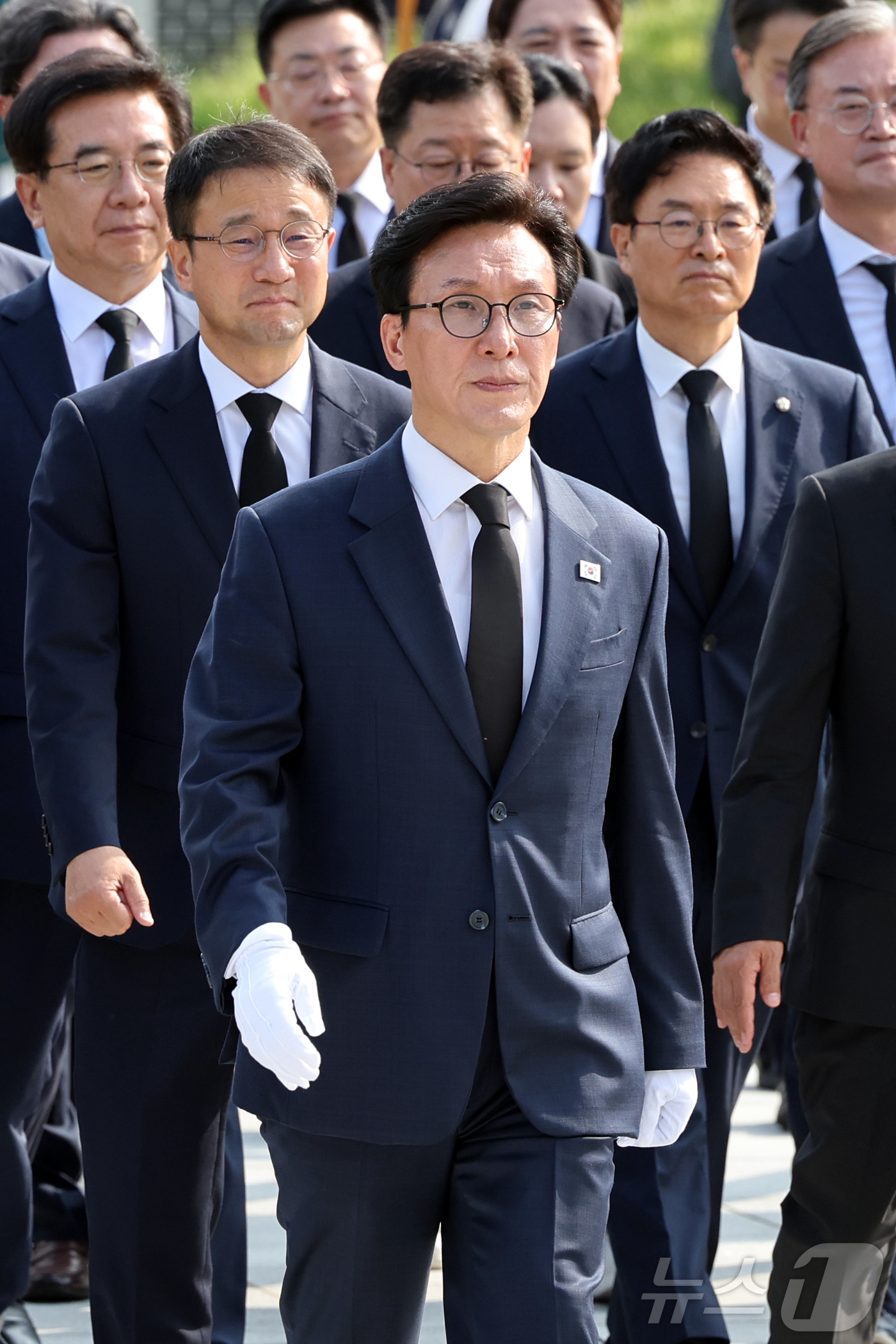 (서울=뉴스1) 황기선 기자 = 김민석 더불어민주당 신임 대표가 18일 오전 서울 동작구 국립서울현충원에서 신임 지도부와 현충탑 참배를 위해 발걸음을 옮기고 있다. 2026.8.1 …