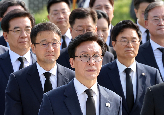 김민석 신임 대표, 현충탑 참배