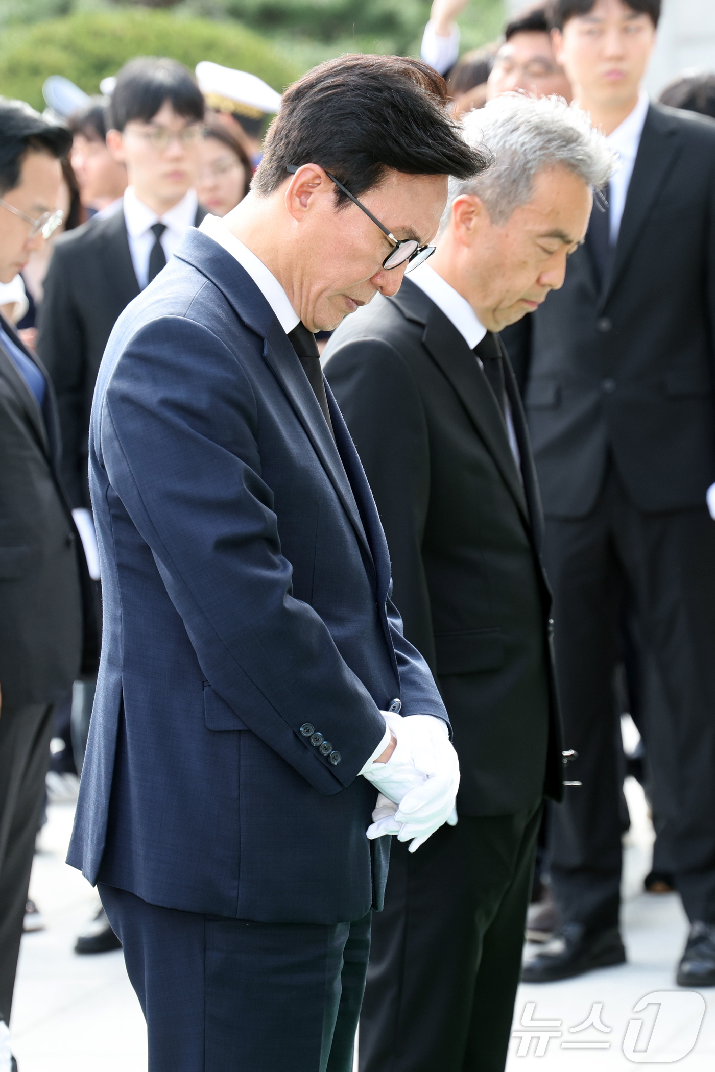 (서울=뉴스1) 황기선 기자 = 김민석 더불어민주당 신임 대표가 18일 오전 서울 동작구 국립서울현충원에서 신임 지도부와 현충탑을 참배하고 있다. 2026.8.18/뉴스1