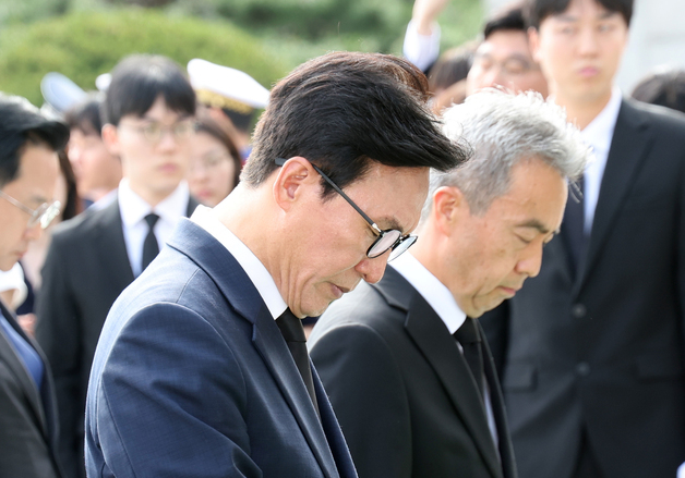 묵념하는 김민석 신임 당대표
