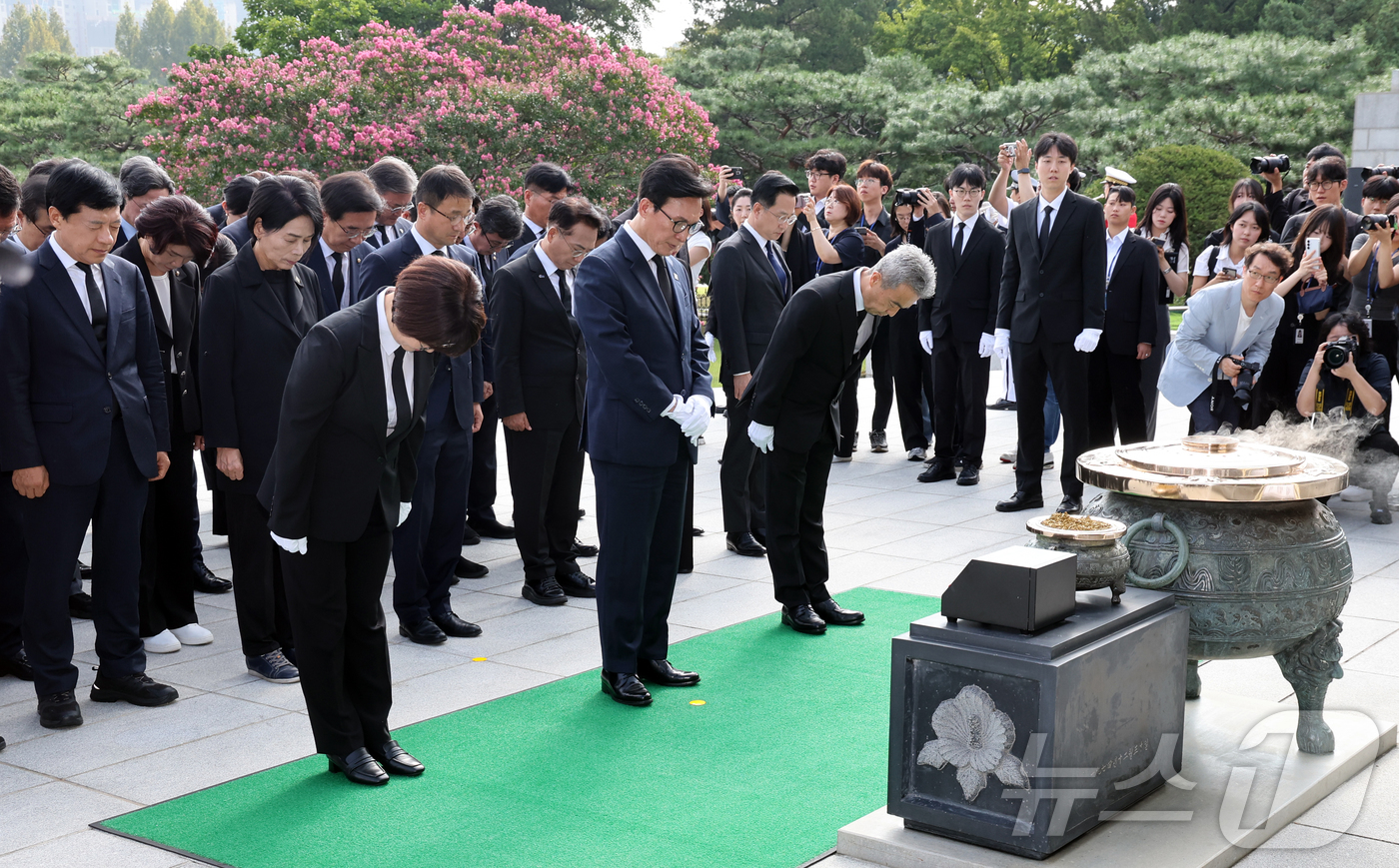(서울=뉴스1) 황기선 기자 = 김민석 더불어민주당 신임 대표가 18일 오전 서울 동작구 국립서울현충원에서 신임 지도부와 현충탑을 참배하고 있다. 2026.8.18/뉴스1