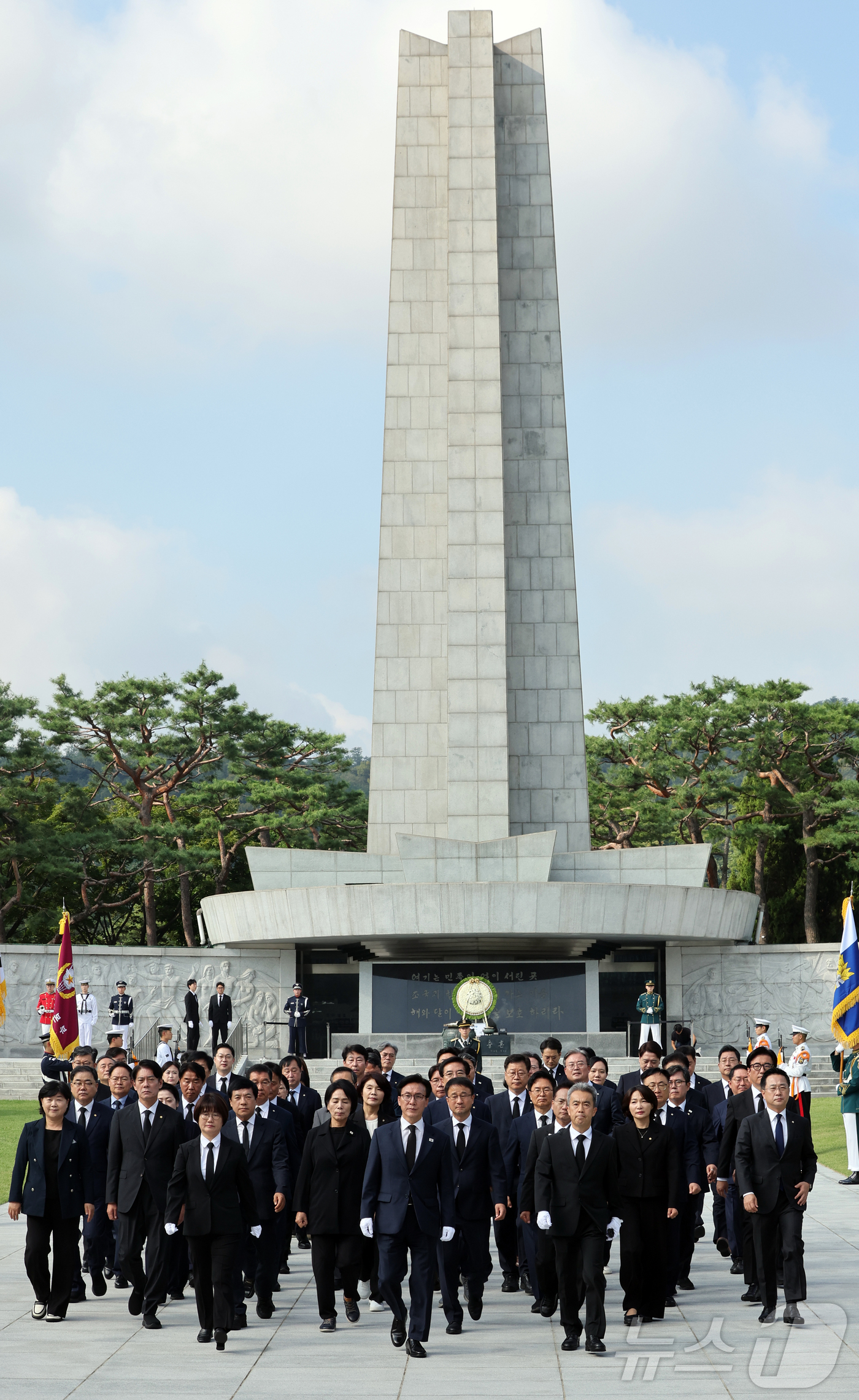 (서울=뉴스1) 황기선 기자 = 김민석 더불어민주당 신임 대표가 18일 오전 서울 동작구 국립서울현충원에서 신임 지도부와 현충탑을 참배한 후 나서고 있다. 2026.8.18/뉴스1 …
