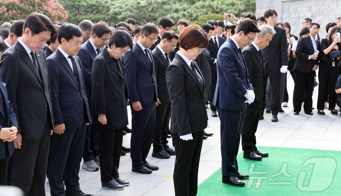 (서울=뉴스1) 황기선 기자 = 김민석 더불어민주당 신임 대표가 18일 오전 서울 동작구 국립서울현충원에서 신임 지도부와 현충탑을 참배하고 있다. 2026.8.18/뉴스1