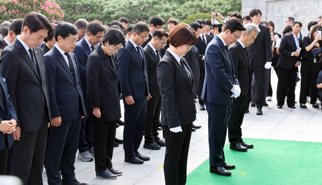 현충탑 참배하는 더불어민주당 신임 지도부