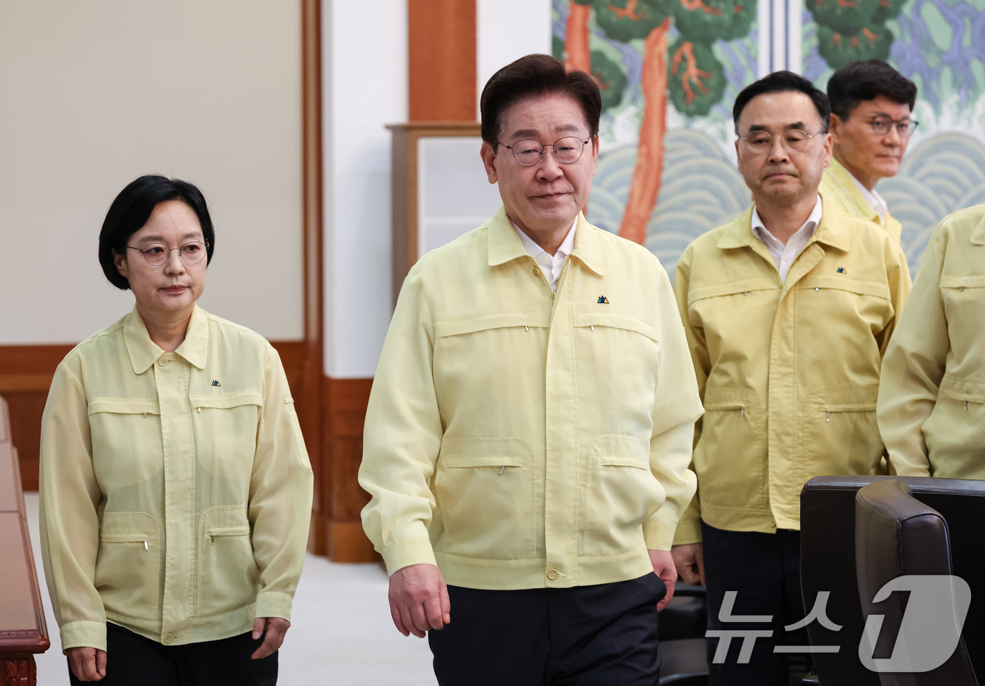 (서울=뉴스1) 허경 기자 = 이재명 대통령이 18일 청와대에서 열린 제1회 을지국무회의에 입장을 하고 있다. 2026.8.18/뉴스1
