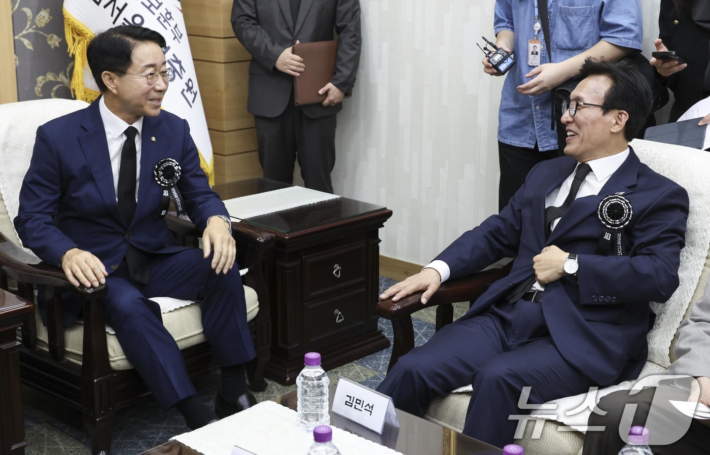 (서울=뉴스1) 황기선 기자 = 조정식 국회의장과 김민석 더불어민주당 신임 대표가 18일 오전 서울 동작구 국립서울현충원 현충관에서 열린 김대중 전 대통령 서거 17주기 추모식에 …