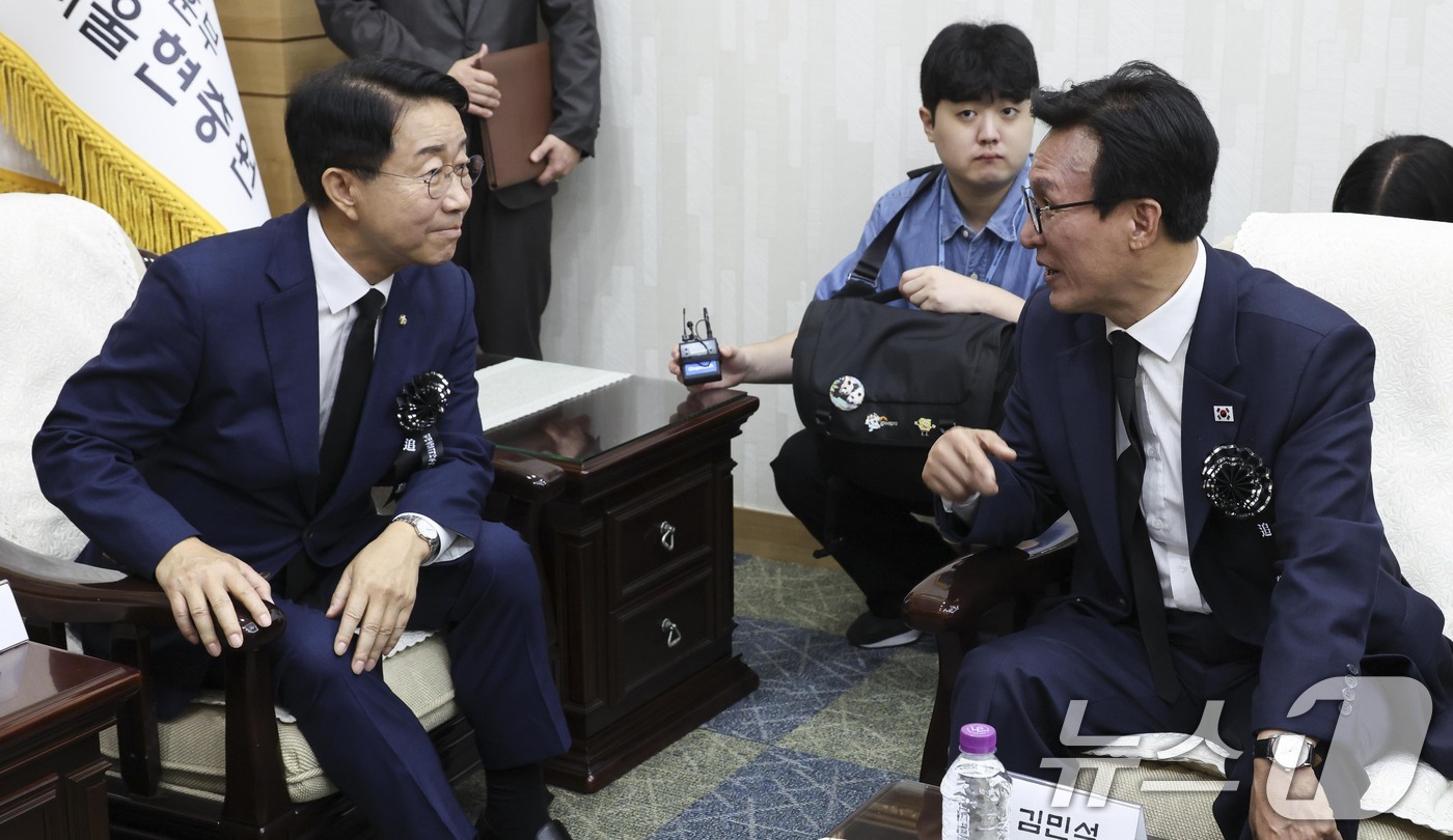 (서울=뉴스1) 황기선 기자 = 조정식 국회의장과 김민석 더불어민주당 신임 대표가 18일 오전 서울 동작구 국립서울현충원 현충관에서 열린 김대중 전 대통령 서거 17주기 추모식에 …