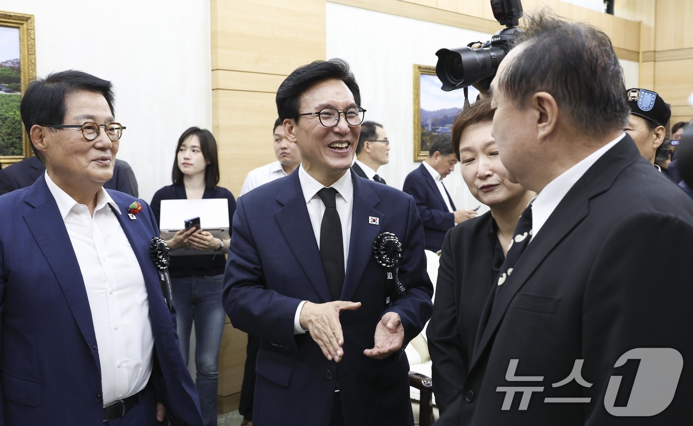 (서울=뉴스1) 황기선 기자 = 김민석 더불어민주당 신임 대표와 정대철 헌정회장이 18일 오전 서울 동작구 국립서울현충원 현충관에서 열린 김대중 전 대통령 서거 17주기 추모식에 …