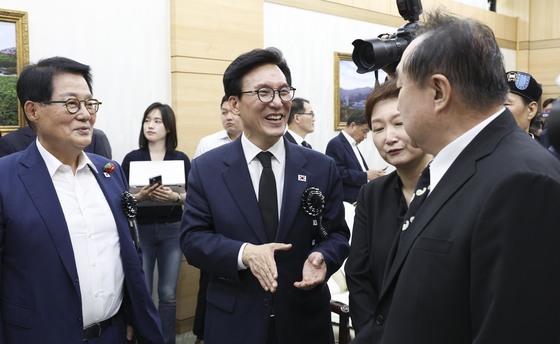 정대철 헌정회장과 인사하는 김민석 민주당 신임 대표