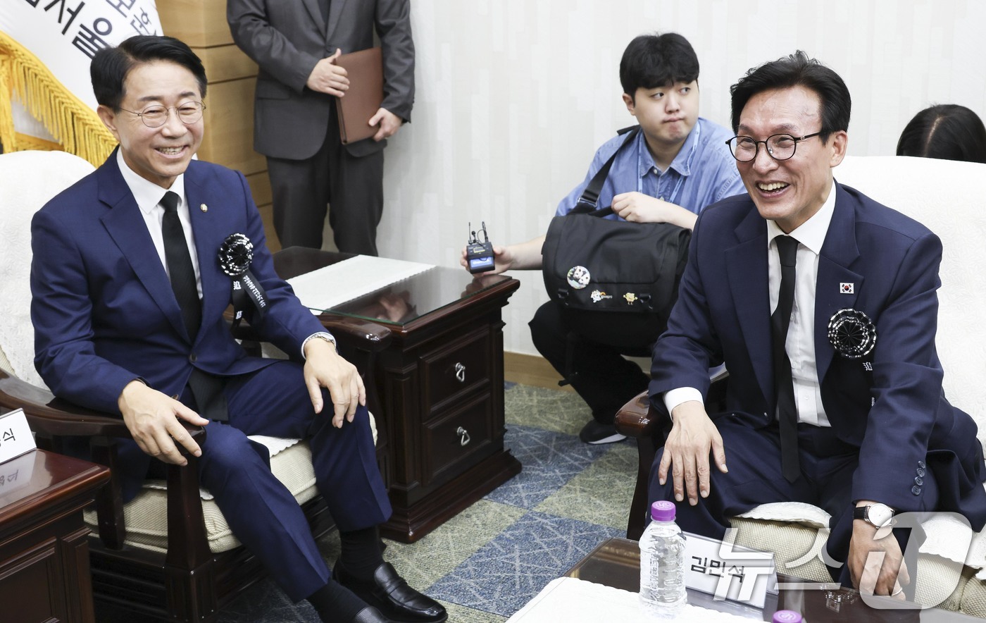 (서울=뉴스1) 황기선 기자 = 조정식 국회의장과 김민석 더불어민주당 신임 대표가 18일 오전 서울 동작구 국립서울현충원 현충관에서 열린 김대중 전 대통령 서거 17주기 추모식에 …