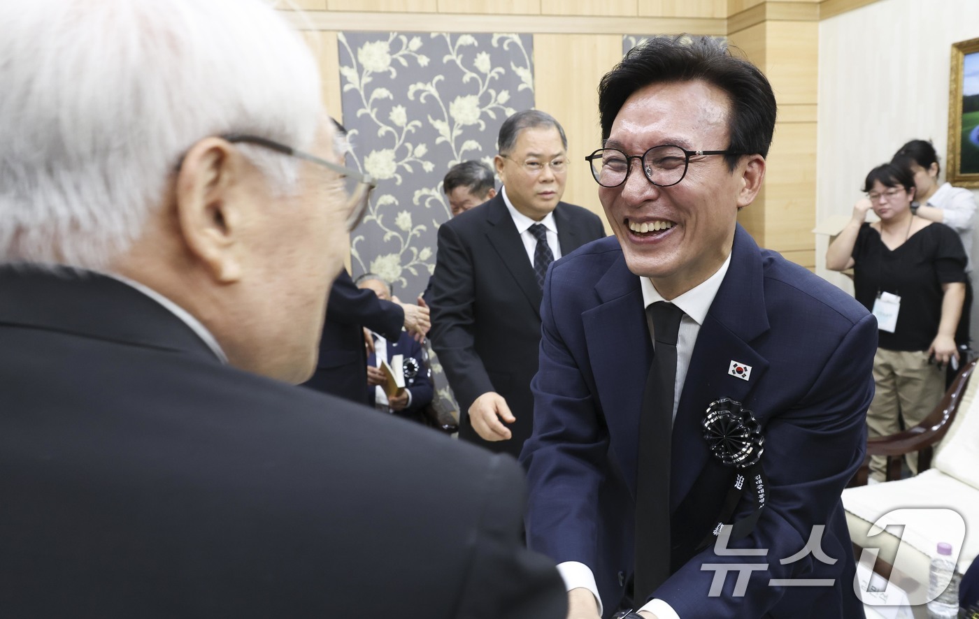 (서울=뉴스1) 황기선 기자 = 김민석 더불어민주당 신임 대표가 18일 오전 서울 동작구 국립서울현충원 현충관에서 열린 김대중 전 대통령 서거 17주기 추모식에 앞서 참석자들과 인 …