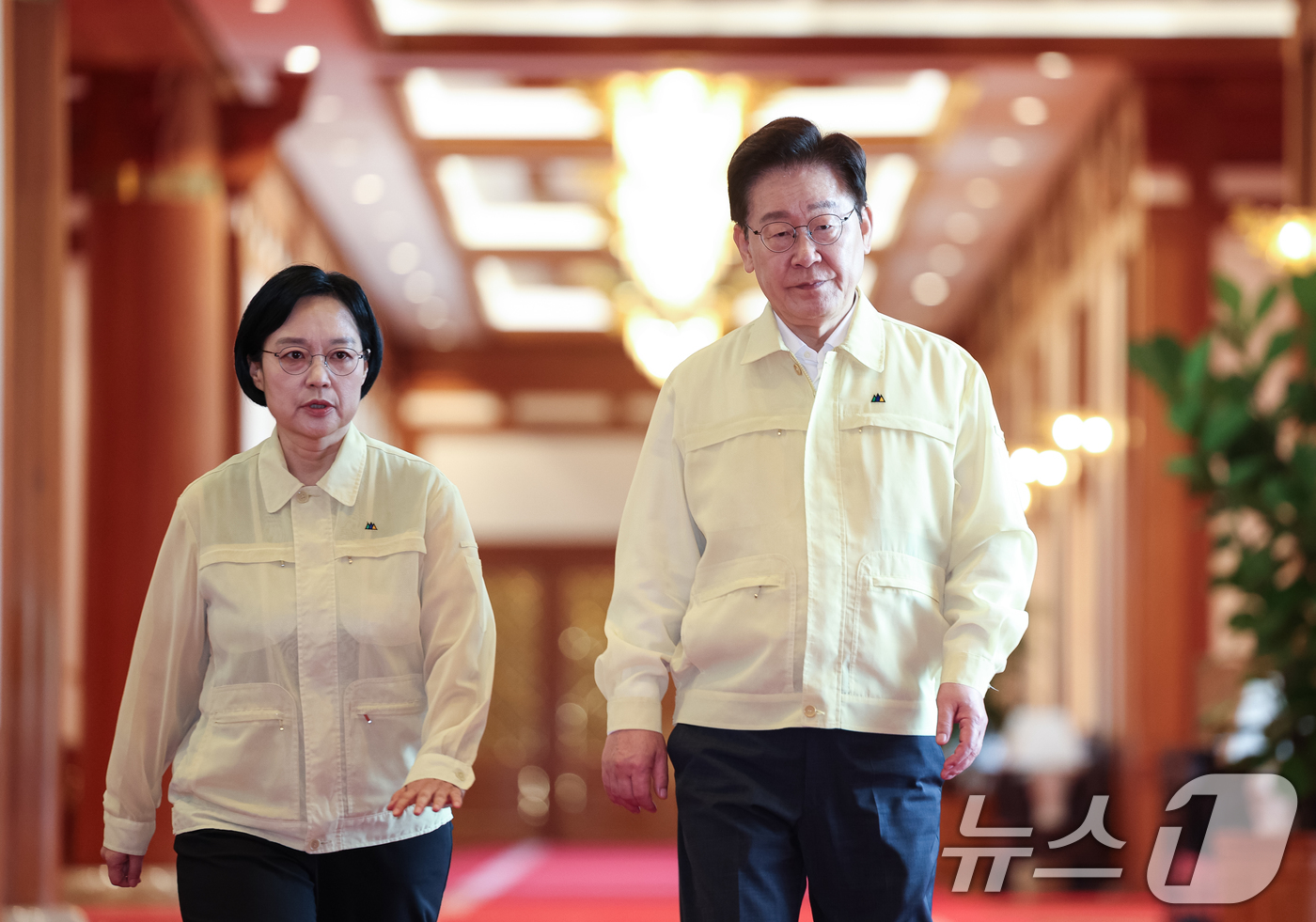 (서울=뉴스1) 허경 기자 = 이재명 대통령과 한성숙 국무총리가 18일 청와대에서 열린 제1회 을지국무회의에 입장을 하고 있다. 2026.8.18/뉴스1