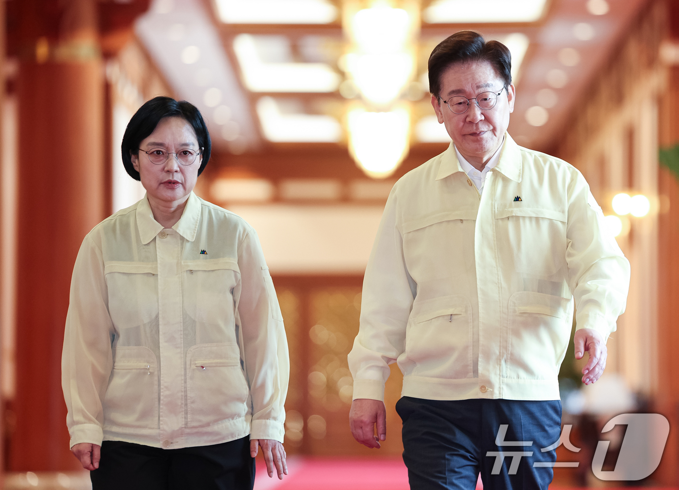(서울=뉴스1) 허경 기자 = 이재명 대통령과 한성숙 국무총리가 18일 청와대에서 열린 제1회 을지국무회의에 입장을 하고 있다. 2026.8.18/뉴스1
