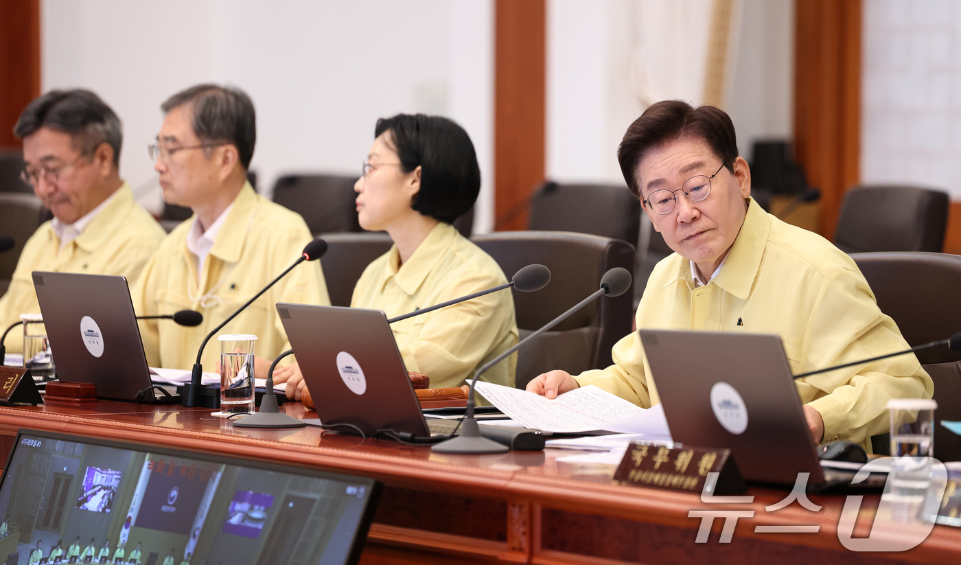 (서울=뉴스1) 허경 기자 = 이재명 대통령이 18일 청와대에서 열린 제1회 을지국무회의에서 자료를 살펴보고 있다. 2026.8.18/뉴스1