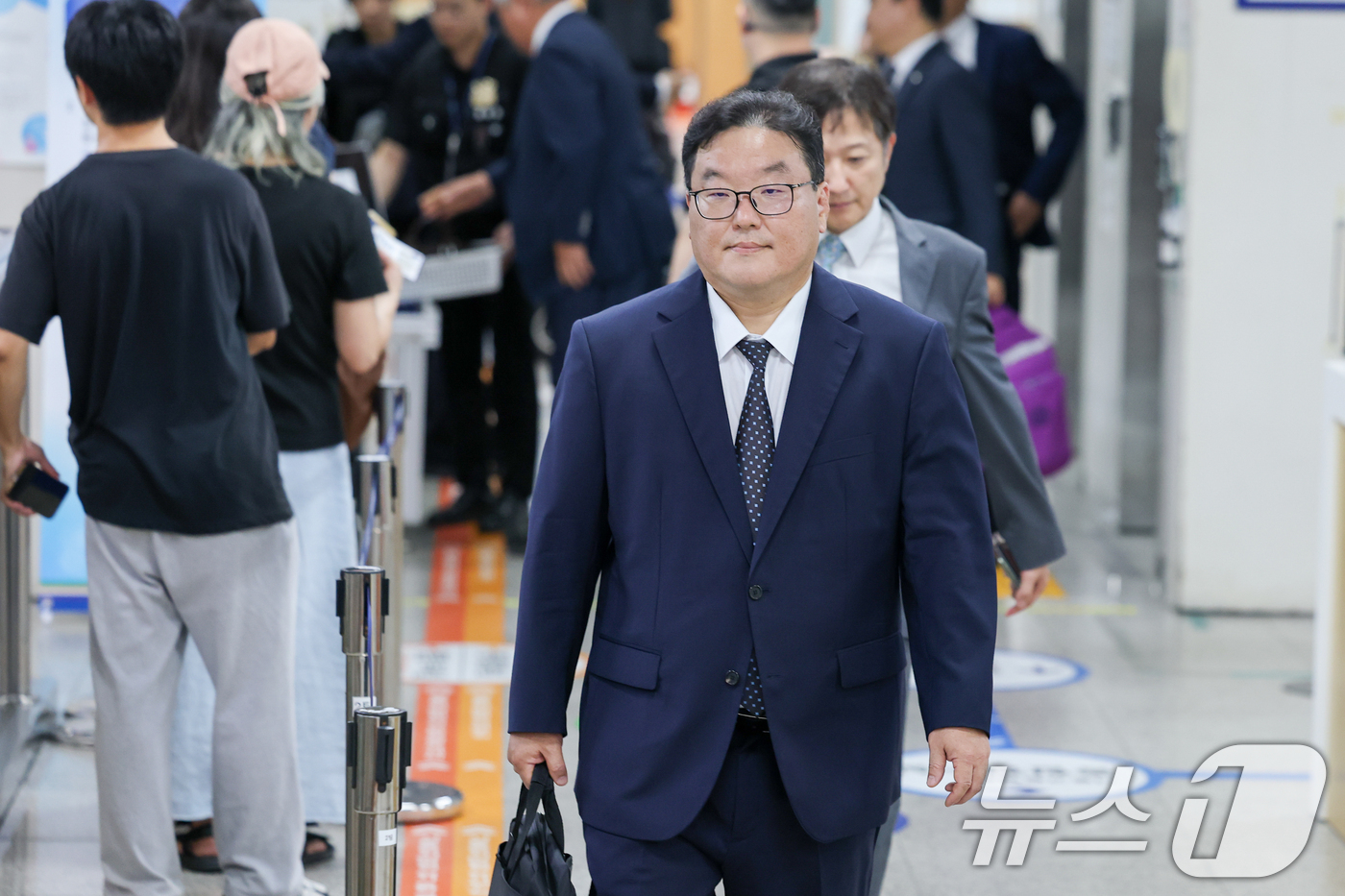 (서울=뉴스1) 안은나 기자 = 쿠팡 퇴직금 미지급 사건을 무혐의 처분하도록 외압을 행사한 혐의로 기소된 엄희준 광주고검 검사가 18일 오전 서울 서초구 중앙지방법원에서 열린 직권 …
