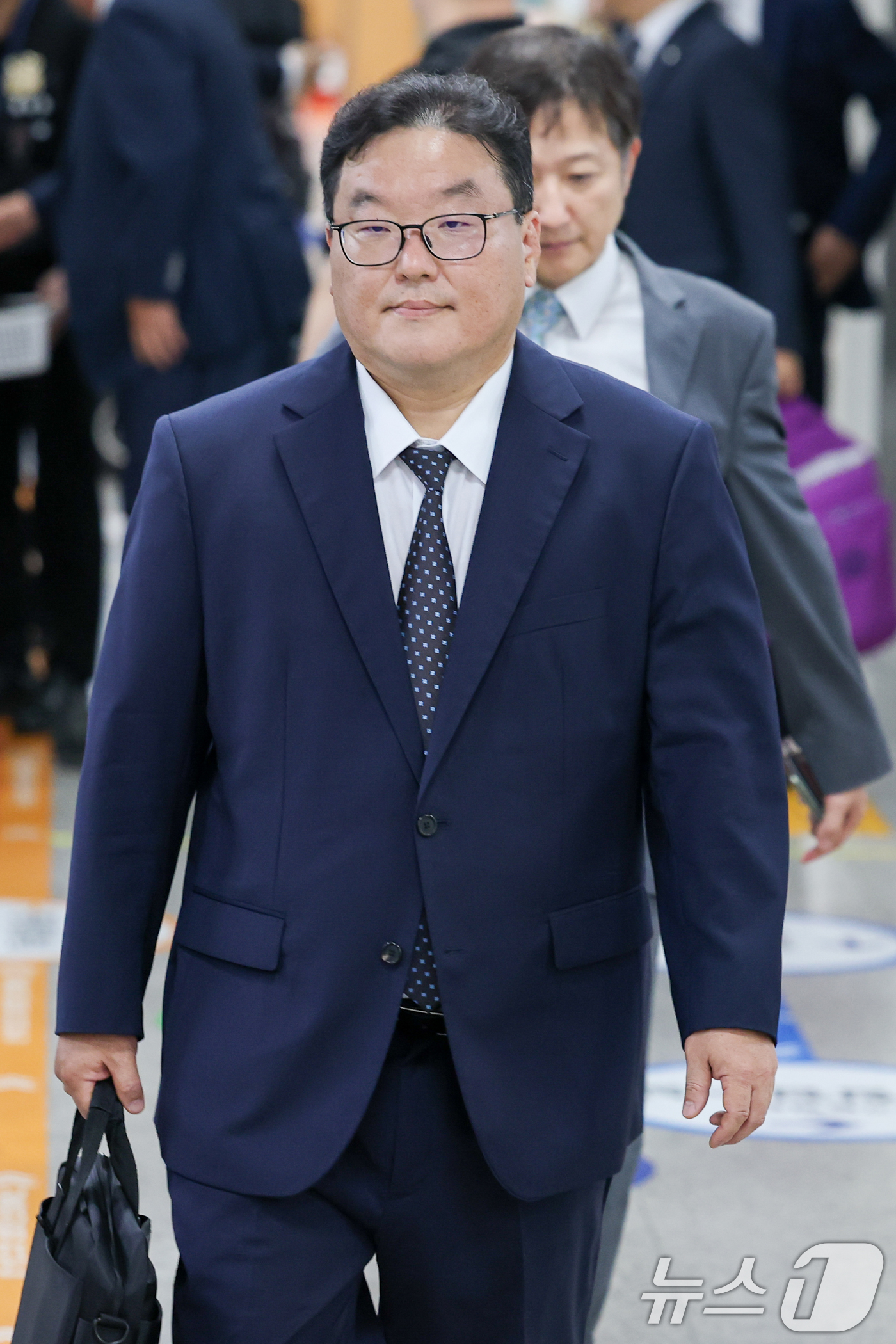 (서울=뉴스1) 안은나 기자 = 쿠팡 퇴직금 미지급 사건을 무혐의 처분하도록 외압을 행사한 혐의로 기소된 엄희준 광주고검 검사가 18일 오전 서울 서초구 중앙지방법원에서 열린 직권 …