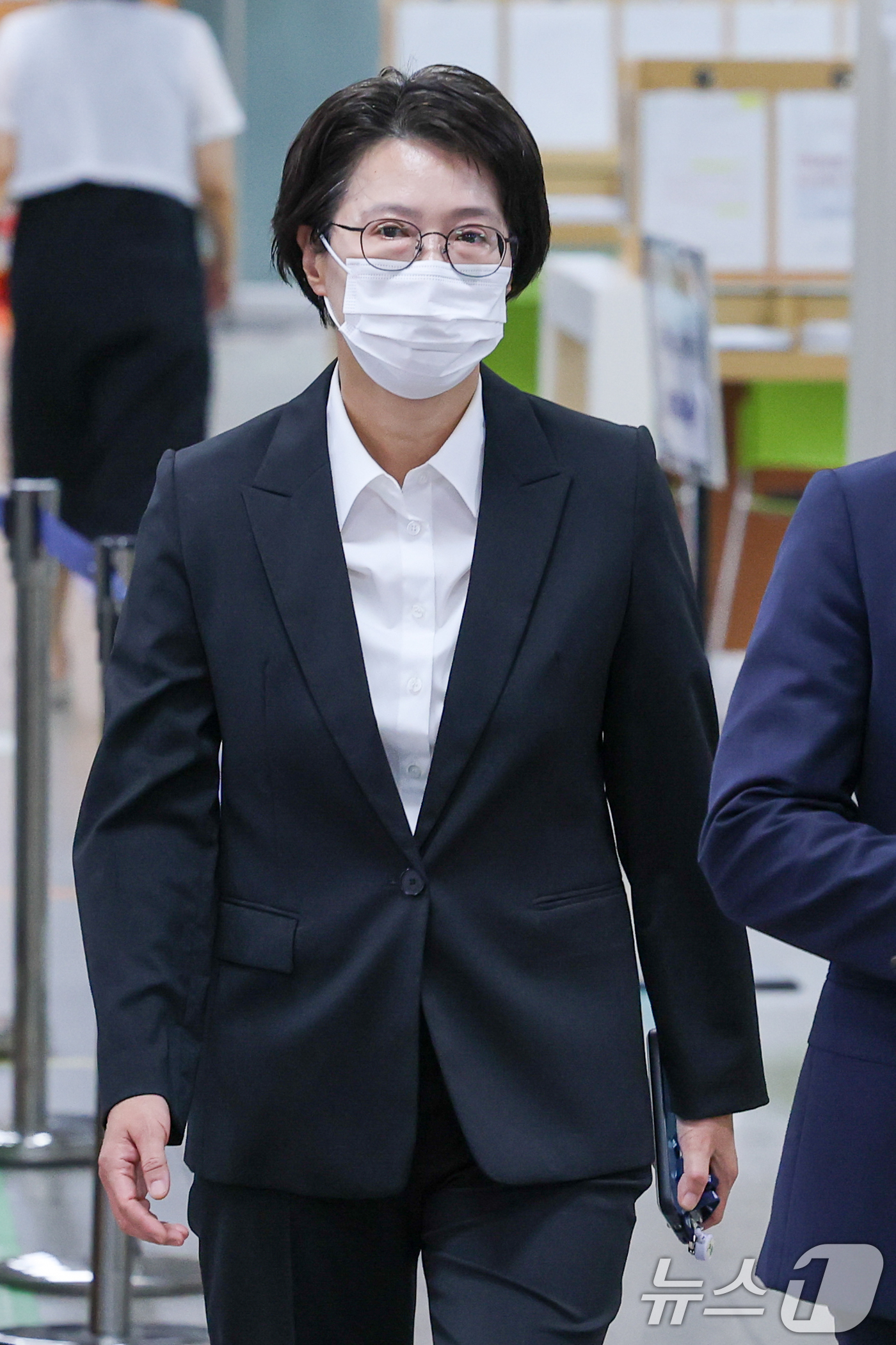 (서울=뉴스1) 안은나 기자 = 쿠팡 퇴직금 미지급 사건을 무혐의 처분하도록 외압을 행사한 혐의로 기소된 김동희 부산고검 검사가 18일 오전 서울 서초구 중앙지방법원에서 열린 직권 …