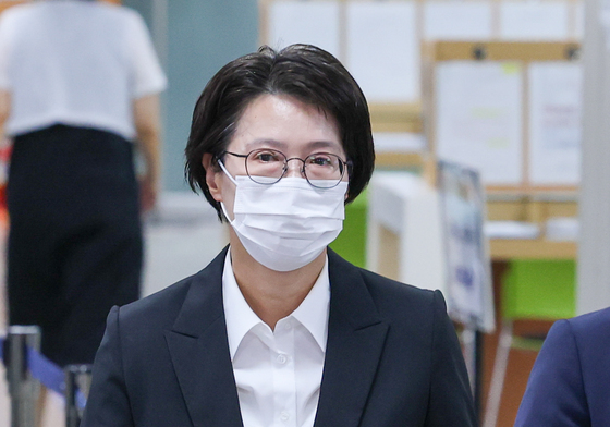 '쿠팡 수사무마 혐의' 3차 공판 출석하는 김동희 검사