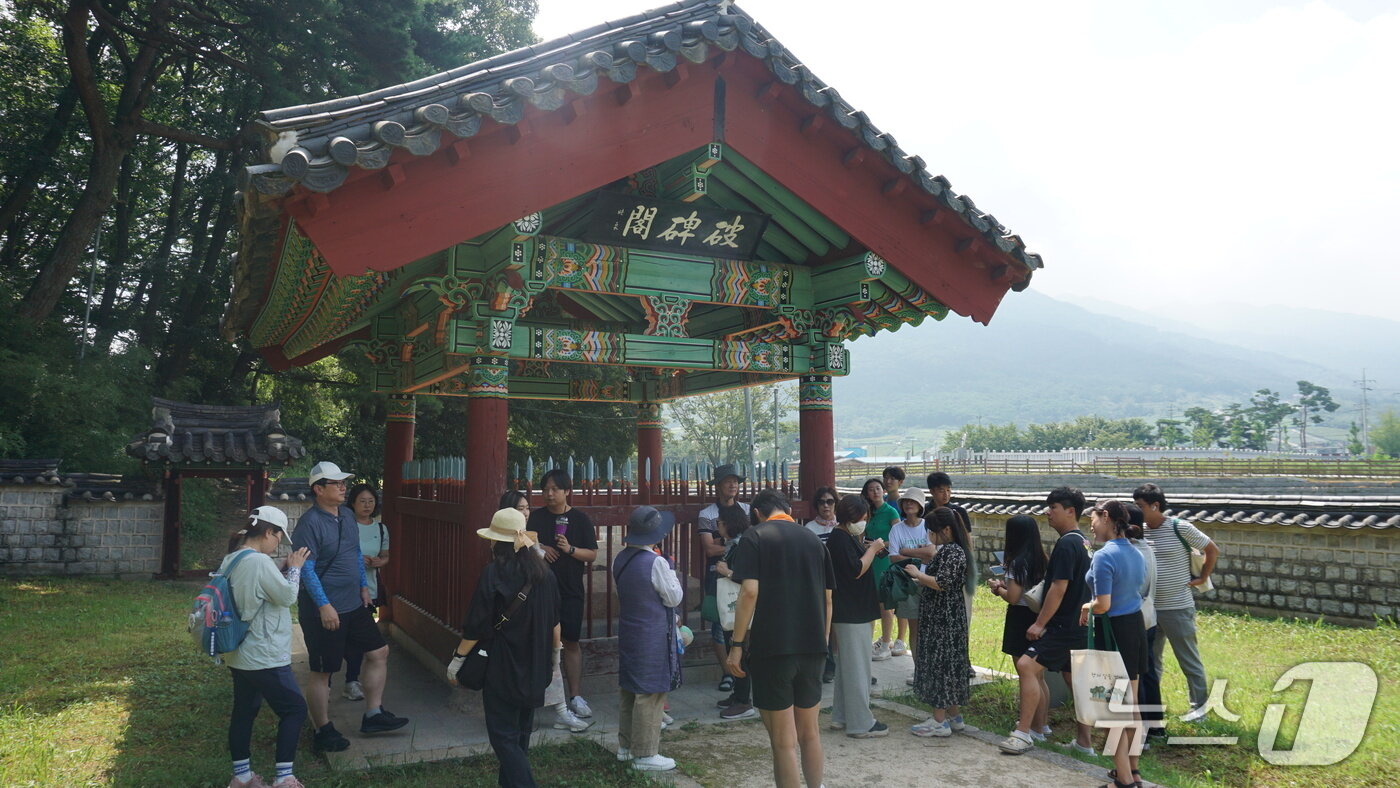 본문 이미지 - 전북도의 '태조 이성계 유적지 역사 탐방 사업' 중 하나인 남원 황산대첩비지 해설 현장 모습.(전북도 제공. 재판매 및 DB금지)/뉴스1