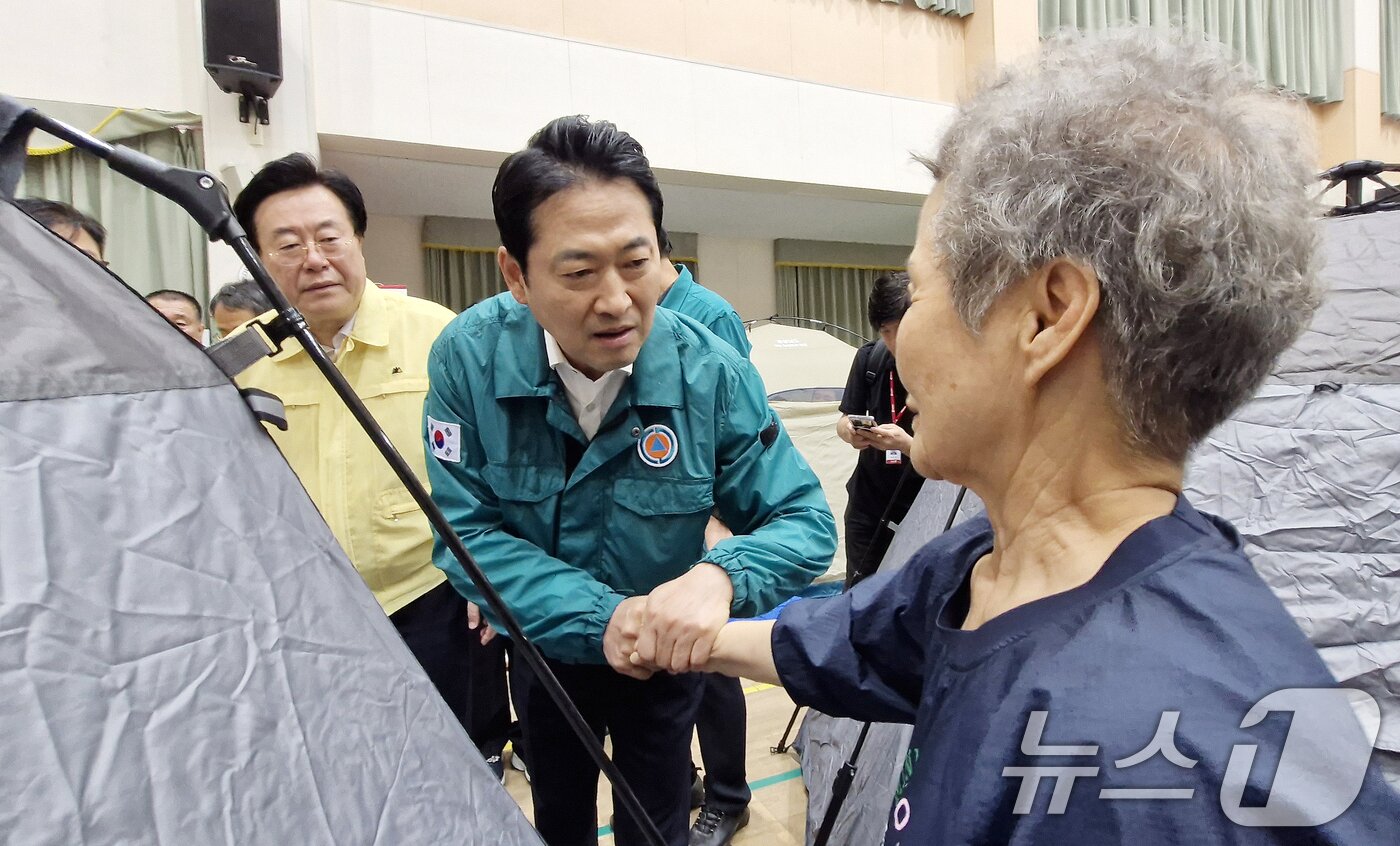 본문 이미지 - 장동혁 국민의힘 대표가 18일 경남 거제시 옥포초등학교에 마련된 산사태 피해 주민 임시 대피시설을 찾아 피해 주민과 대화하고 있다. 2026.8.18 ⓒ 뉴스1 윤일지 기자