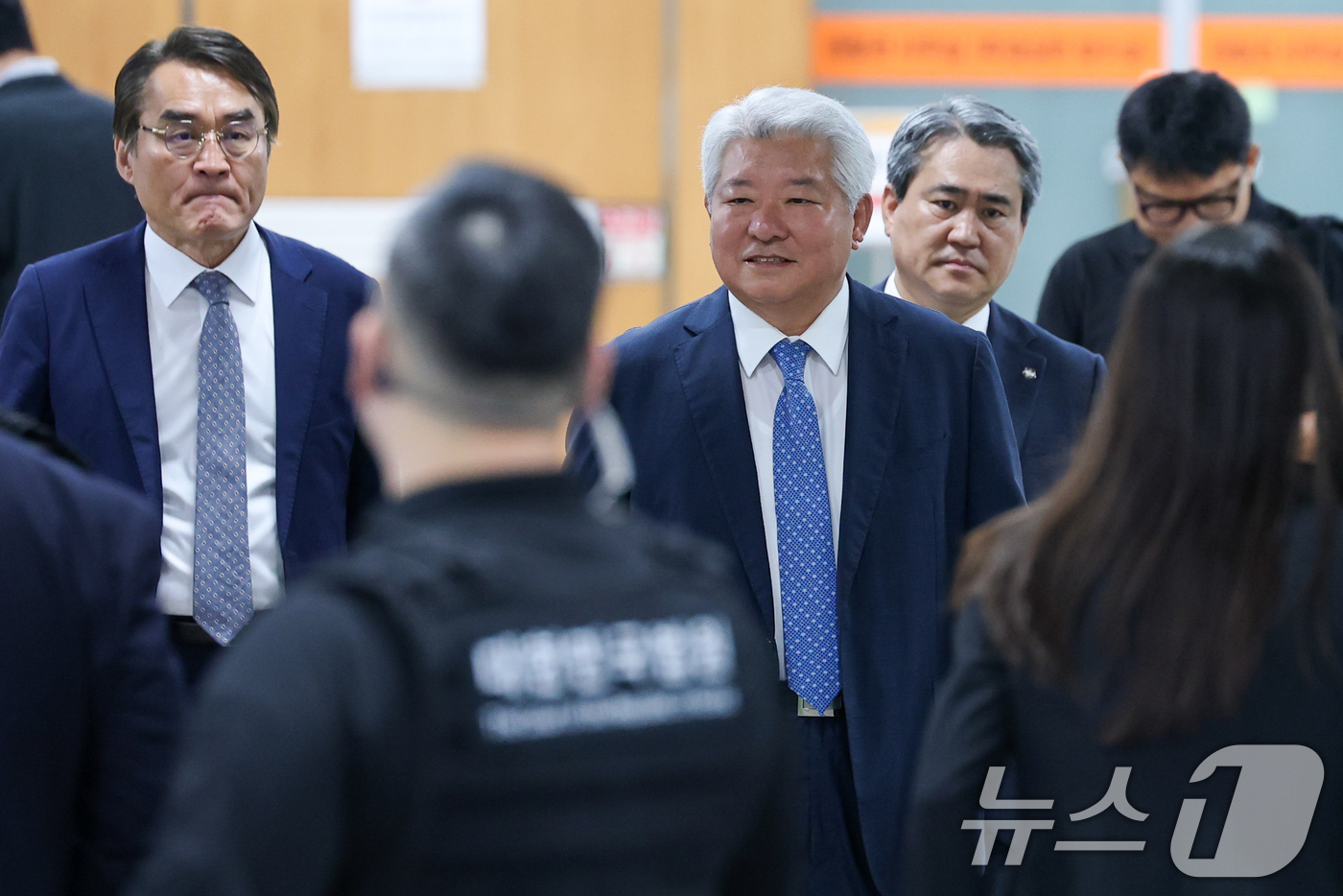 (서울=뉴스1) 안은나 기자 = 윤석열 전 대통령 측 김홍일 변호사를 비롯한 변호인단이 18일 서울 서초구 고등법원에서 열린 12·3 비상계엄 내란 우두머리 등 혐의 윤 전 대통령 …