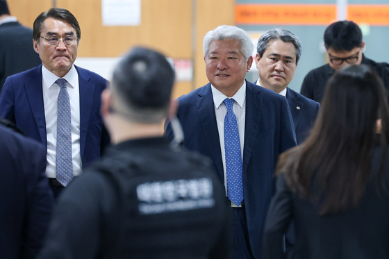법정 들어서는 윤석열 변호인단