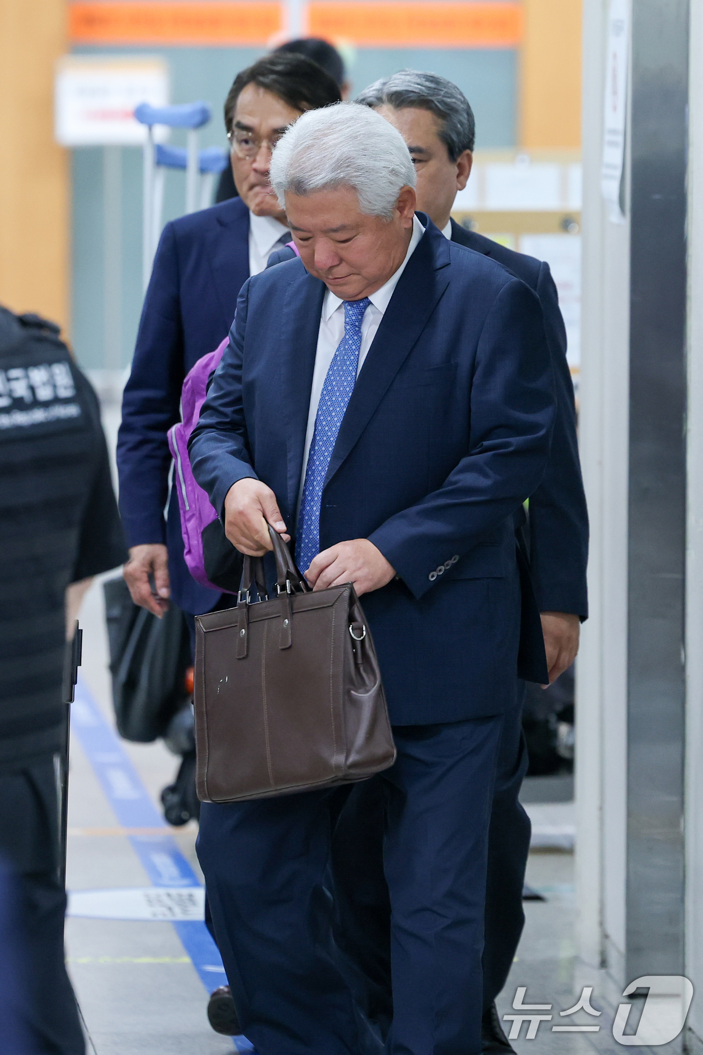 (서울=뉴스1) 안은나 기자 = 윤석열 전 대통령 측 김홍일 변호사를 비롯한 변호인단이 18일 서울 서초구 고등법원에서 열린 12·3 비상계엄 내란 우두머리 등 혐의 윤 전 대통령 …