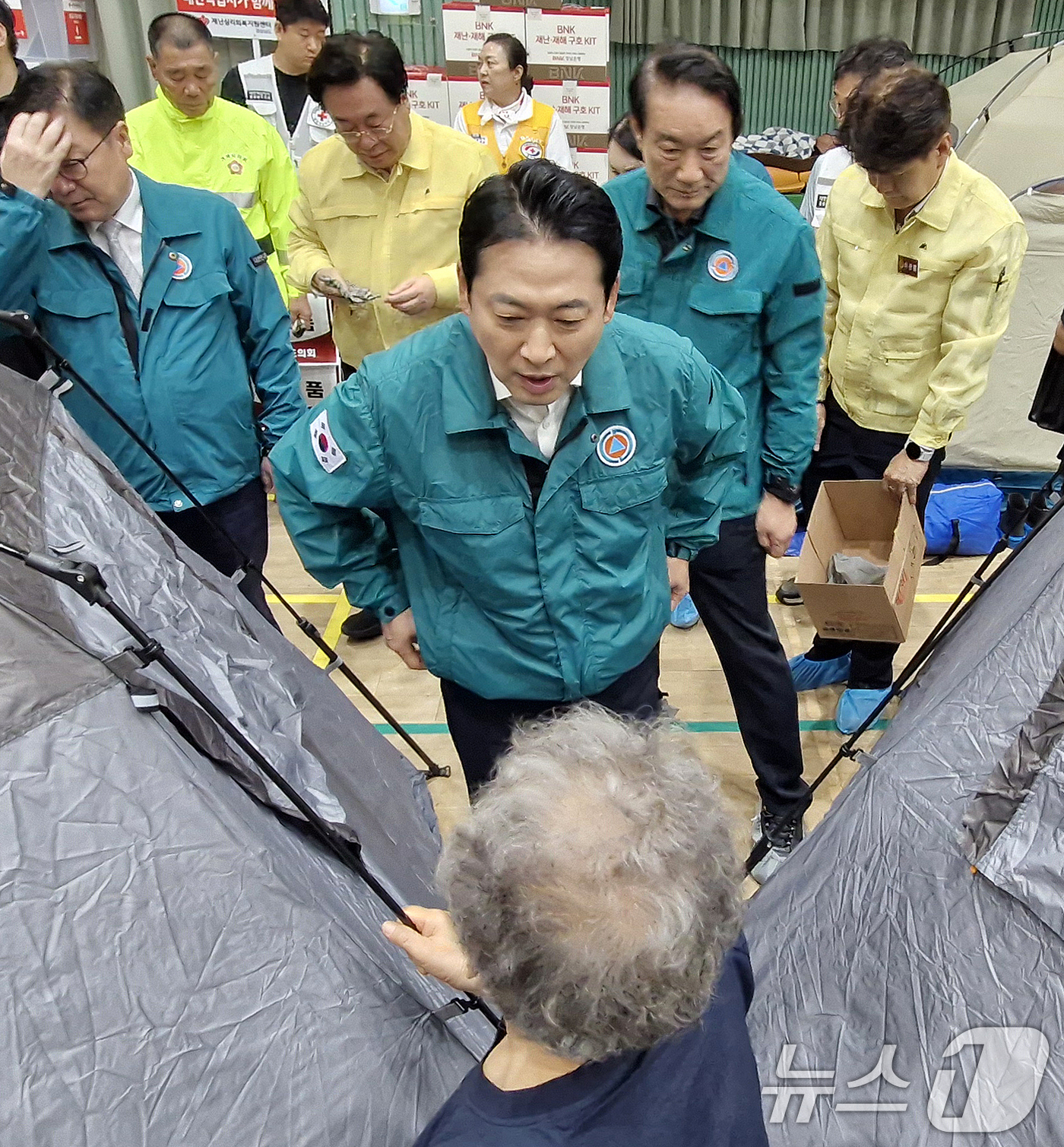 (거제=뉴스1) 윤일지 기자 = 장동혁 국민의힘 대표가 18일 경남 거제시 옥포초등학교에 마련된 산사태 피해 주민 임시 대피시설을 찾아 피해 주민과 대화하고 있다.  2026.8. …