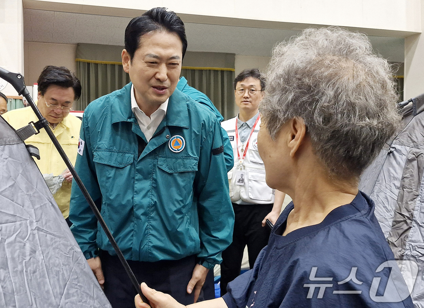 (거제=뉴스1) 윤일지 기자 = 장동혁 국민의힘 대표가 18일 경남 거제시 옥포초등학교에 마련된 산사태 피해 주민 임시 대피시설을 찾아 피해 주민과 대화하고 있다.  2026.8. …