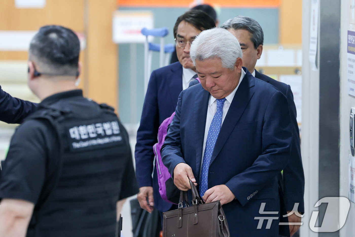 (서울=뉴스1) 안은나 기자 = 윤석열 전 대통령 측 김홍일 변호사를 비롯한 변호인단이 18일 서울 서초구 고등법원에서 열린 12·3 비상계엄 내란 우두머리 등 혐의 윤 전 대통령 …