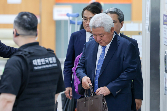 법정 향하는 윤석열 변호인단