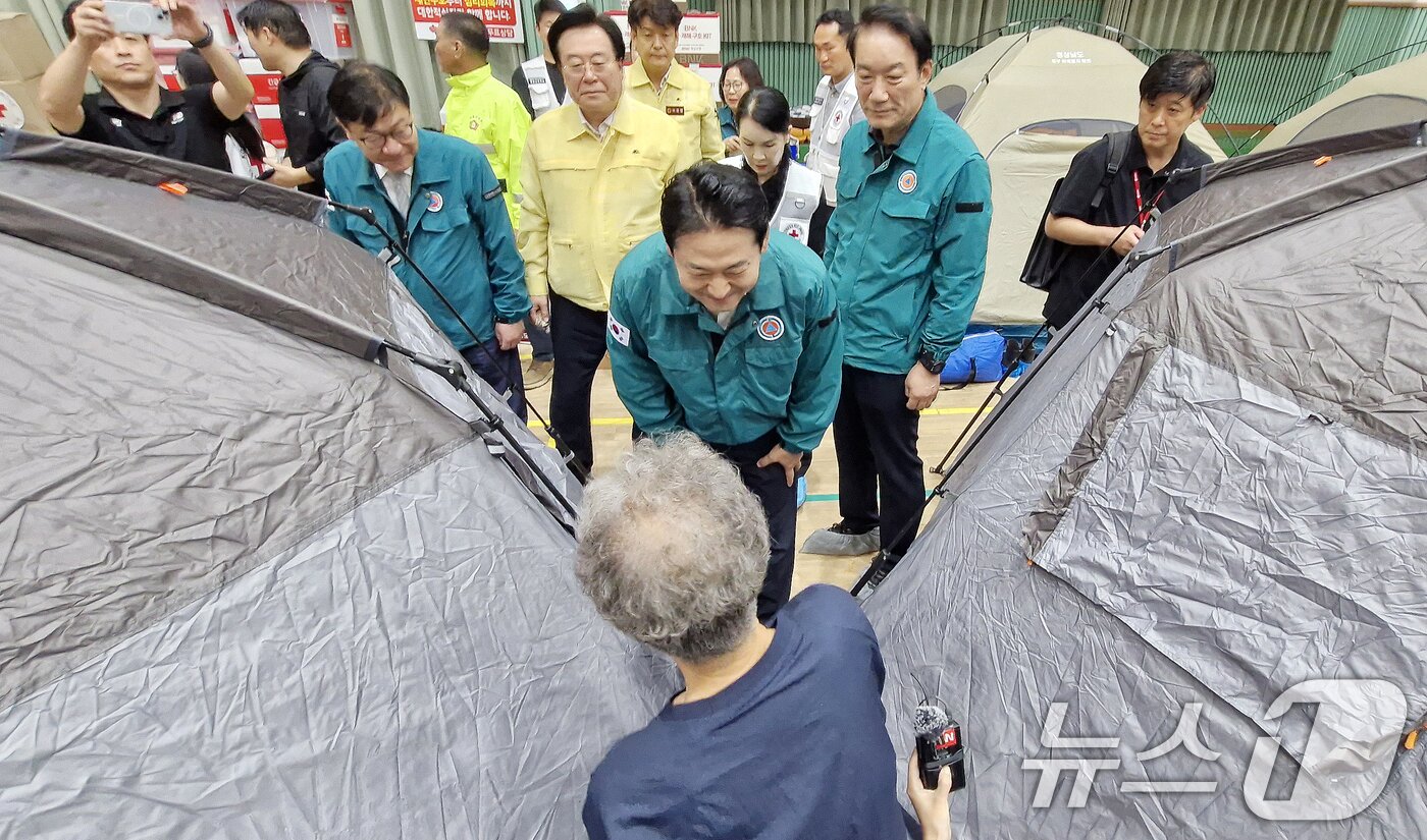 본문 이미지 - 장동혁 국민의힘 대표가 18일 경남 거제시 옥포초등학교에 마련된 산사태 피해 주민 임시 대피시설을 찾아 피해 주민과 대화하고 있다. 2026.8.18 ⓒ 뉴스1 윤일지 기자