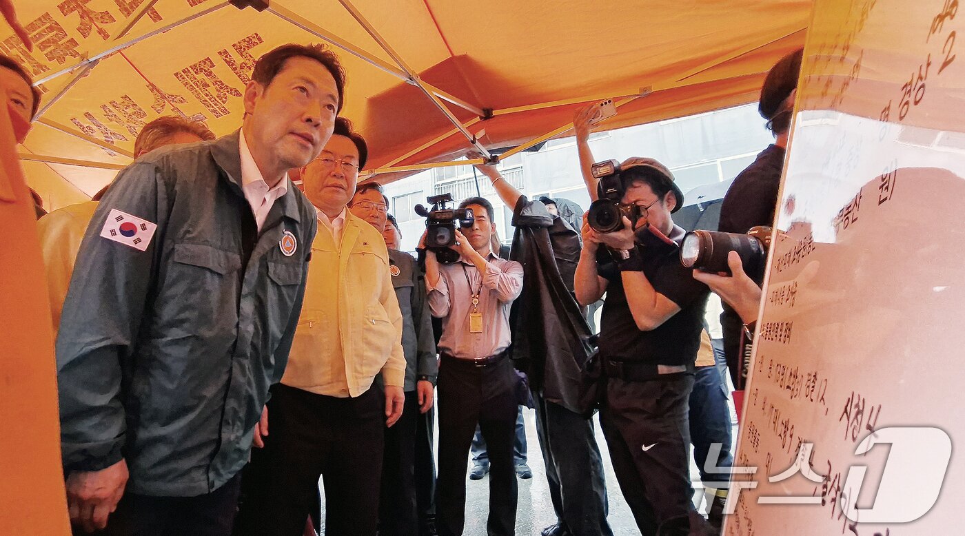 본문 이미지 - 장동혁 국민의힘 대표가 18일 극한 호우로 산사태가 발생한 경남 거제시 옥포동의 한 아파트를 찾아 산사태 현장을 점검하고 있다. 2026.8.18 ⓒ 뉴스1 윤일지 기자