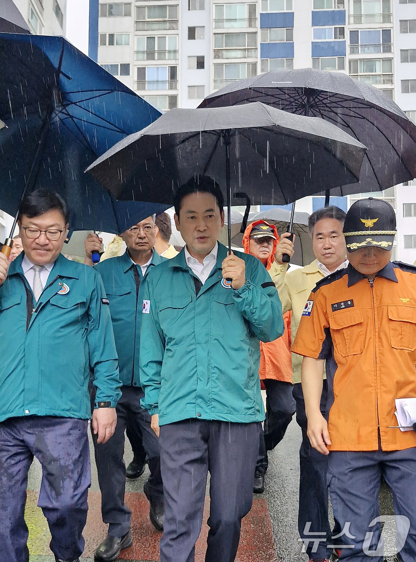 본문 이미지 - 장동혁 국민의힘 대표가 18일 극한 호우로 산사태가 발생한 경남 거제시 옥포동의 한 아파트를 찾아 산사태 현장을 점검하고 있다. 2026.8.18 ⓒ 뉴스1 윤일지 기자