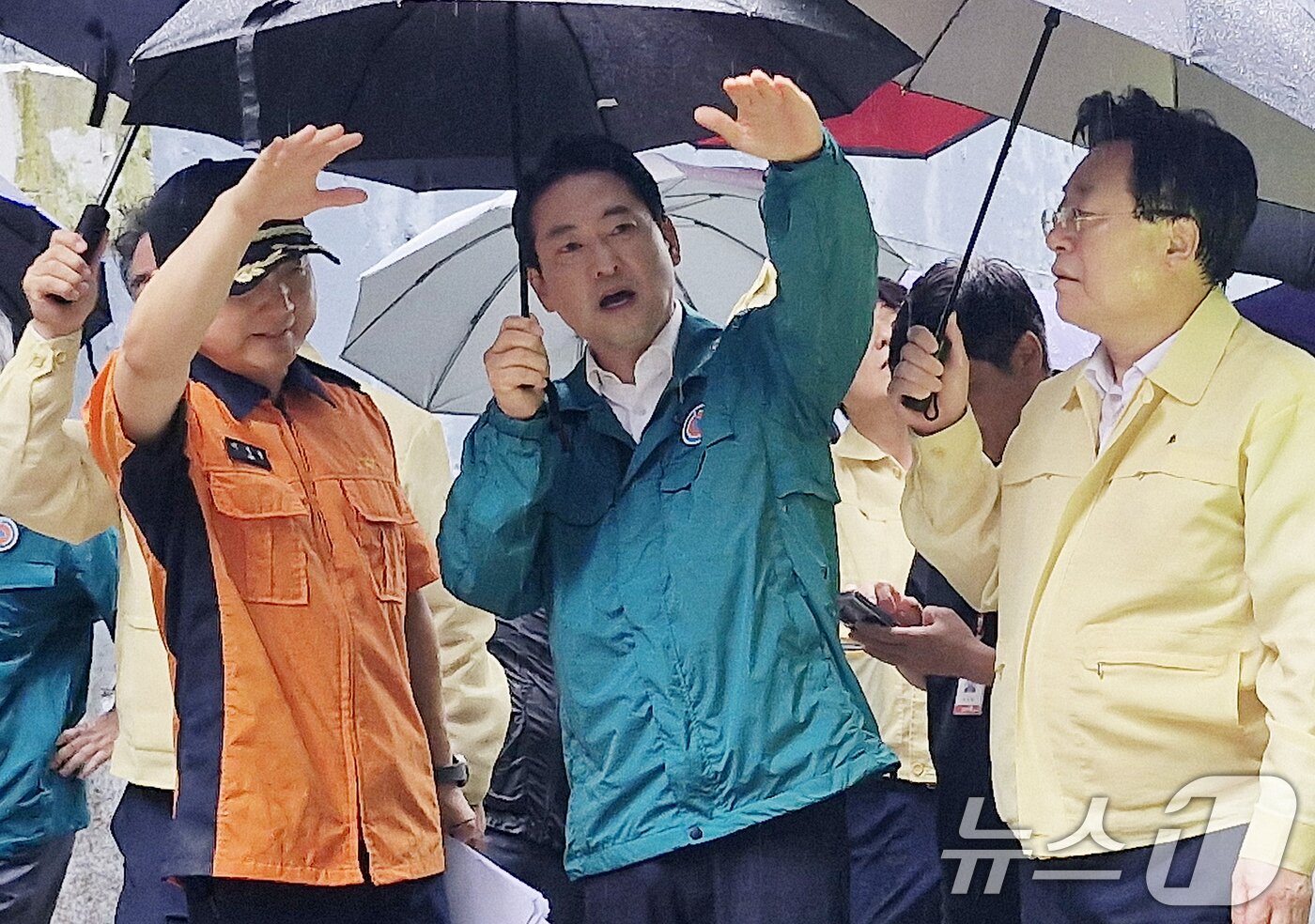 본문 이미지 - 장동혁 국민의힘 대표가 18일 극한 호우로 산사태가 발생한 경남 거제시 옥포동의 한 아파트를 찾아 산사태 현장을 점검하고 있다. 2026.8.18 ⓒ 뉴스1 윤일지 기자