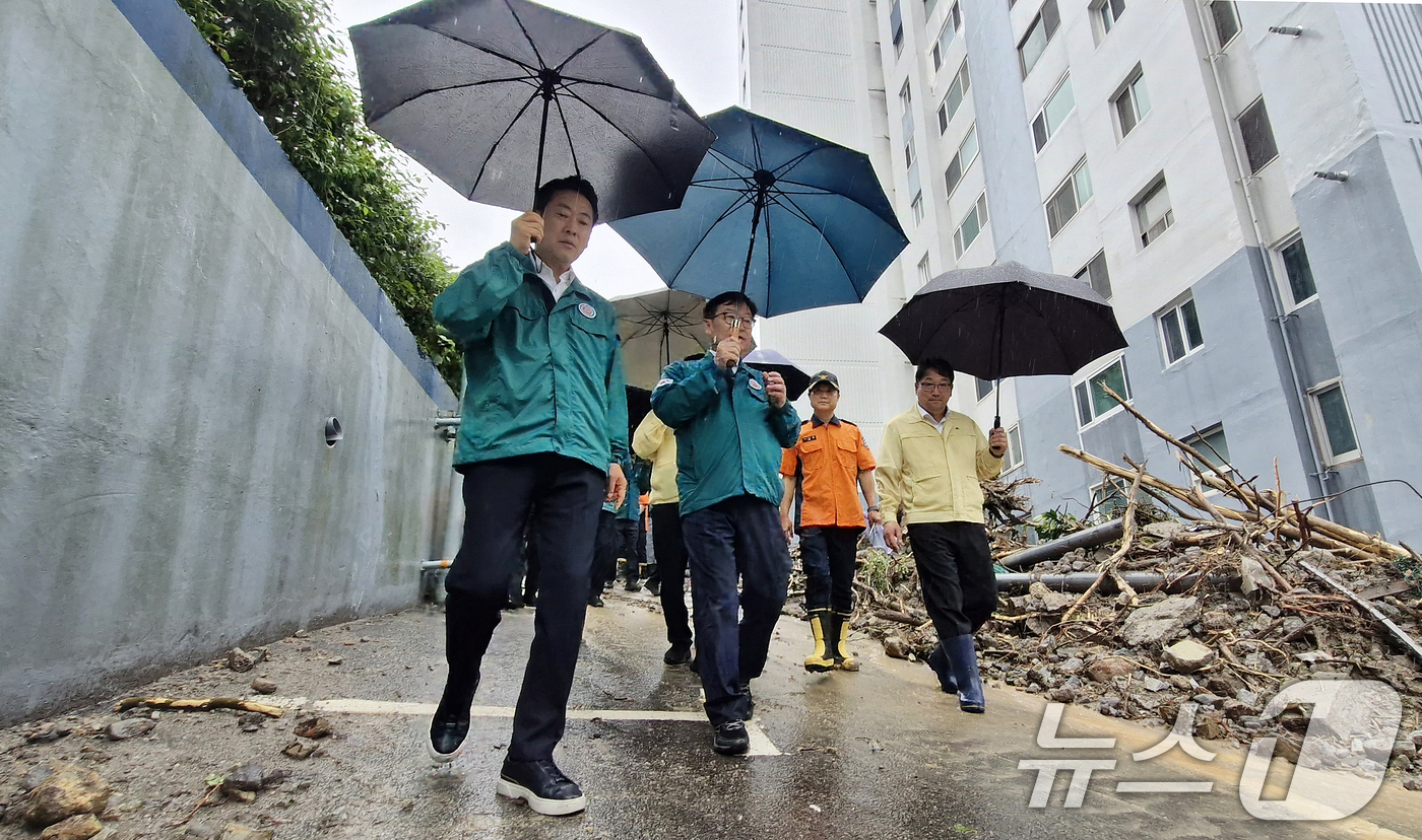 (거제=뉴스1) 윤일지 기자 = 장동혁 국민의힘 대표가 18일 극한 호우로 산사태가 발생한 경남 거제시 옥포동의 한 아파트를 찾아 산사태 현장을 점검하고 있다.  2026.8.18 …