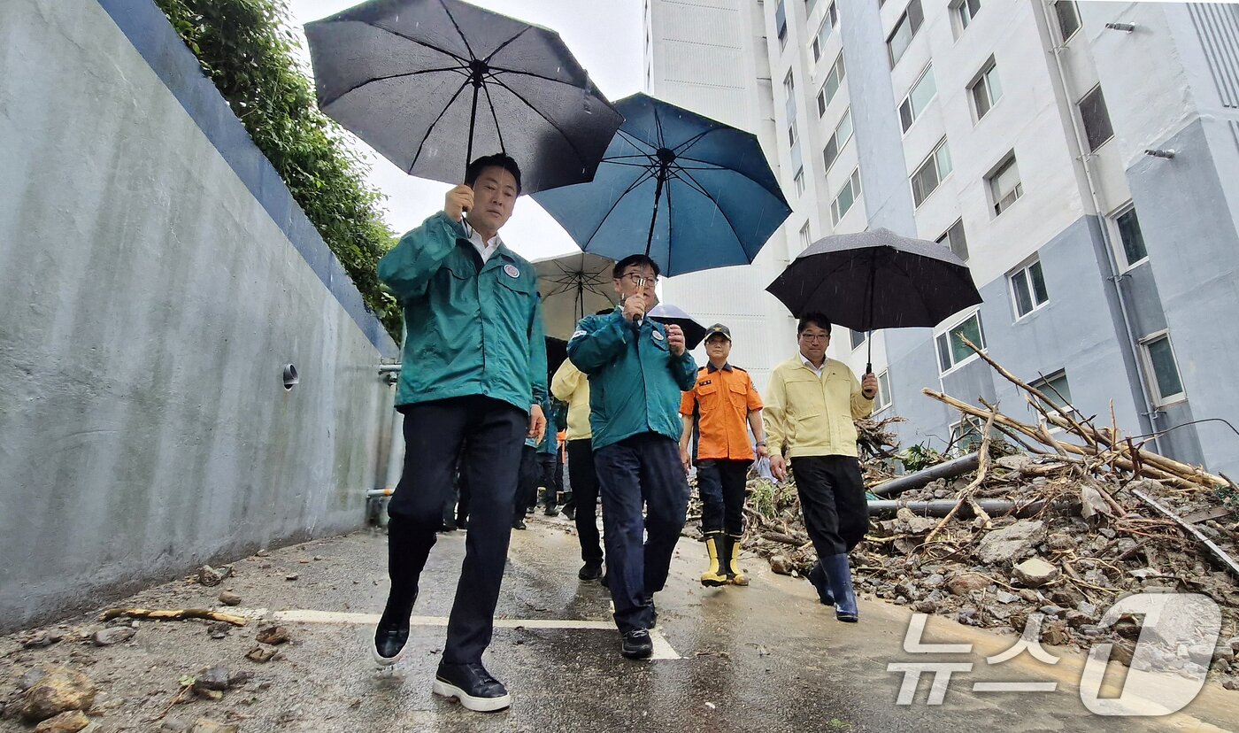 본문 이미지 - 장동혁 국민의힘 대표가 18일 극한 호우로 산사태가 발생한 경남 거제시 옥포동의 한 아파트를 찾아 산사태 현장을 점검하고 있다. 2026.8.18 ⓒ 뉴스1 윤일지 기자