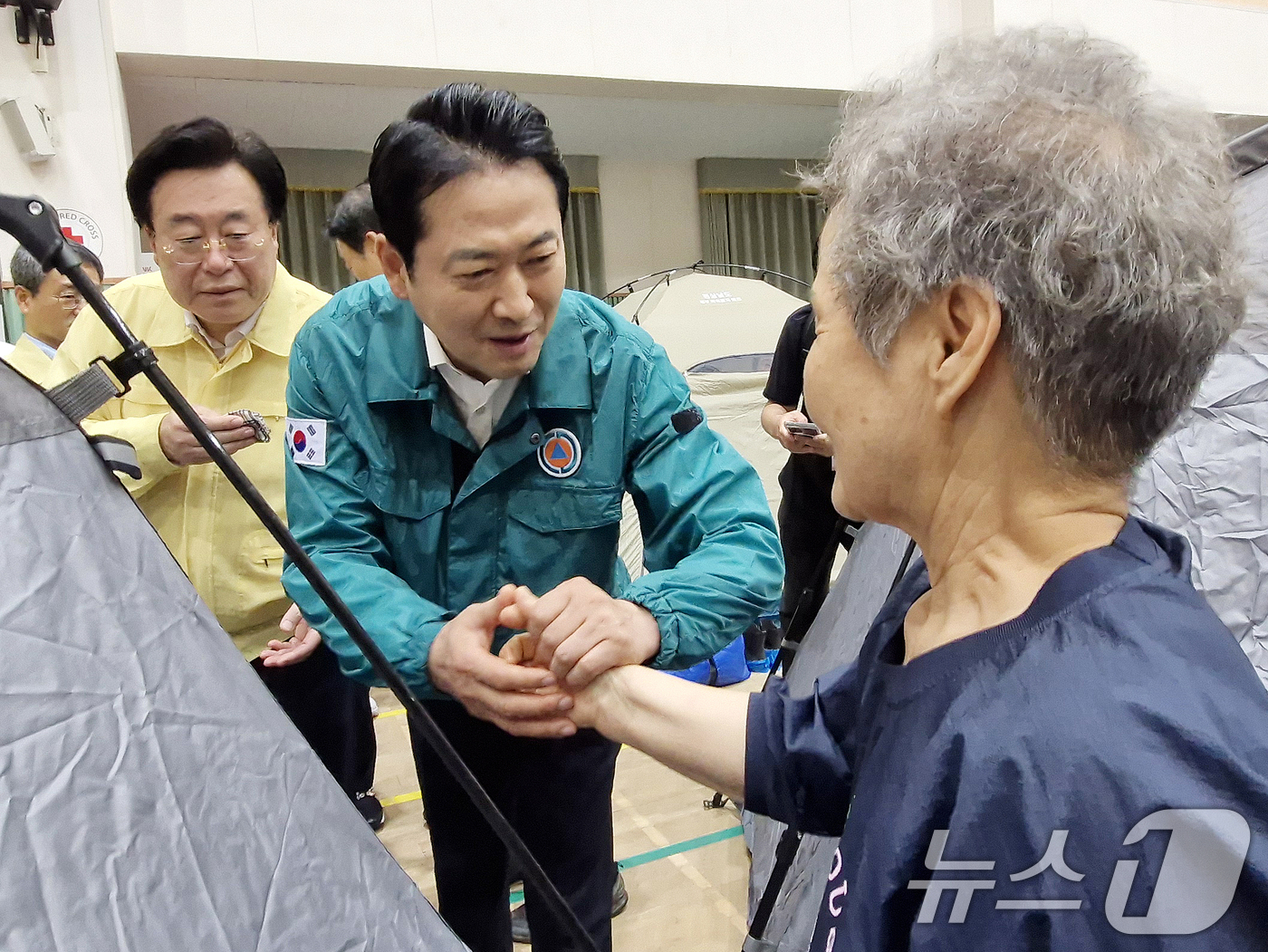 (거제=뉴스1) 윤일지 기자 = 장동혁 국민의힘 대표가 18일 경남 거제시 옥포초등학교에 마련된 산사태 피해 주민 임시 대피시설을 찾아 피해 주민과 대화하고 있다.  2026.8. …