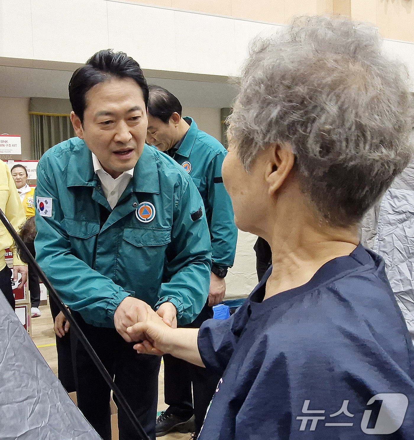 (거제=뉴스1) 윤일지 기자 = 장동혁 국민의힘 대표가 18일 경남 거제시 옥포초등학교에 마련된 산사태 피해 주민 임시 대피시설을 찾아 피해 주민과 대화하고 있다.  2026.8. …