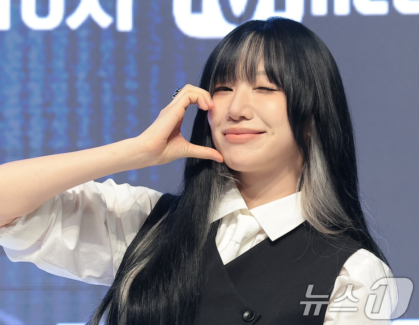 본문 이미지 - 안무가 바다가 18일 오전 서울 강남구 엘리에나 호텔에서 열린 Mnet 오리지널 댄스 시리즈 ‘스트릿 월드 파이터 : 디렉터스 워’ 제작발표에 참석해 포즈를 취하고 있다. ‘스트릿 월드 파이터 : 디렉터스 워’는 최고 퍼포먼스 디렉터 10인이 오롯이 자신의 이름을 '디렉터 크레딧'에 올리기 위해 펼치는 치열한 작품 전쟁이다. 2026.8.18 ⓒ 뉴스1 권현진 기자