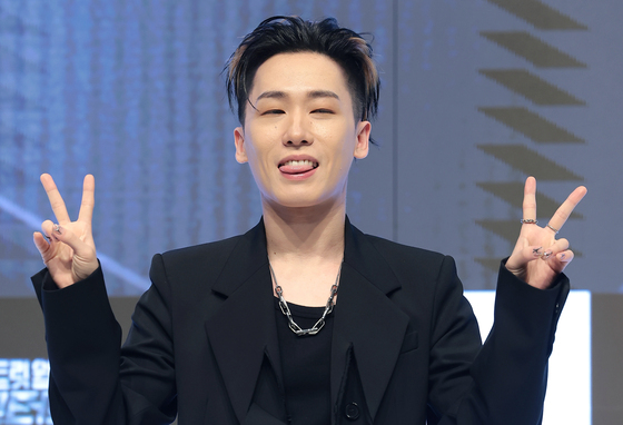 인규, 익살스러운 브이