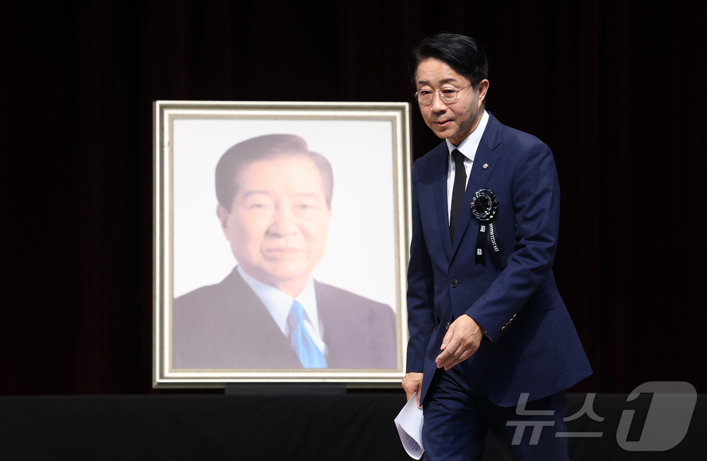 (서울=뉴스1) 황기선 기자 = 조정식 국회의장이 18일 오전 서울 동작구 국립서울현충원 현충관에서 열린 김대중 대통령 서거 17주기 추모식에 참석해 추모사를 마친 후 이동하고 있 …