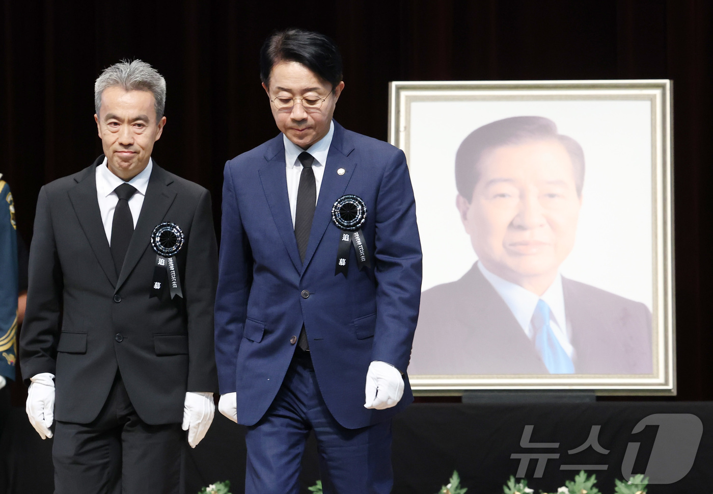 (서울=뉴스1) 황기선 기자 = 조정식 국회의장이 18일 오전 서울 동작구 국립서울현충원 현충관에서 열린 김대중 대통령 서거 17주기 추모식에 참석해 헌화를 마친 후 이동하고 있다 …