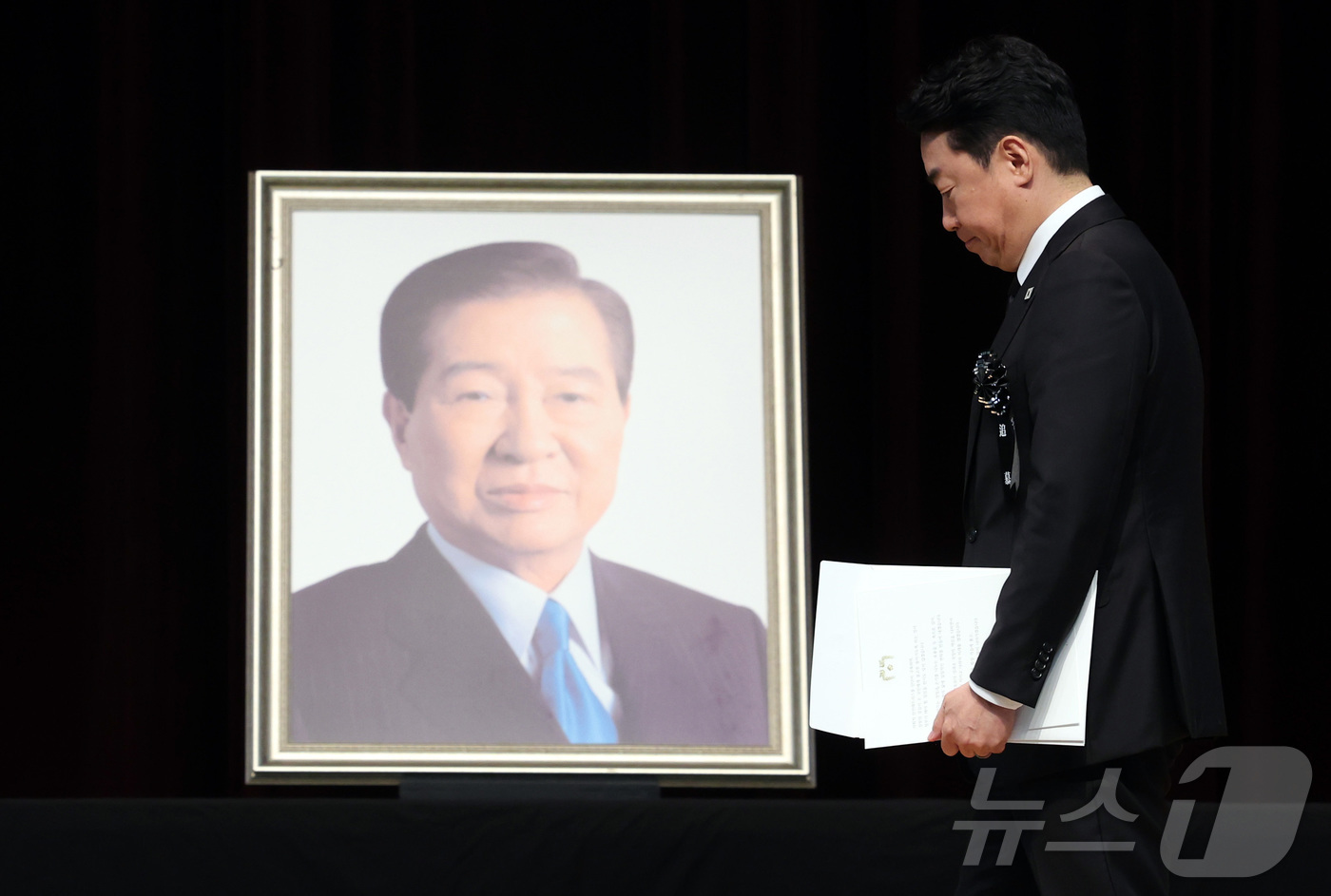 (서울=뉴스1) 황기선 기자 = 강훈식 대통령비서실장이 18일 오전 서울 동작구 국립서울현충원 현충관에서 열린 김대중 대통령 서거 17주기 추모식에 참석해 이재명 대통령의 추모사를 …